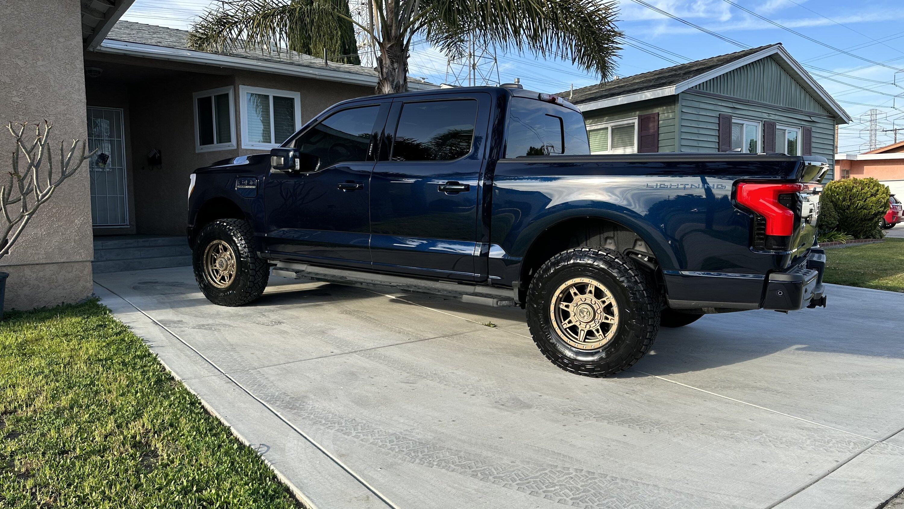 Ford F-150 Lightning Transformation is complete! 17" Method wheels installed + Stage3Motorsports leveling kit on Star White Lightning 0615726C-E33A-40E9-BC3D-CF6BC61BC0CB