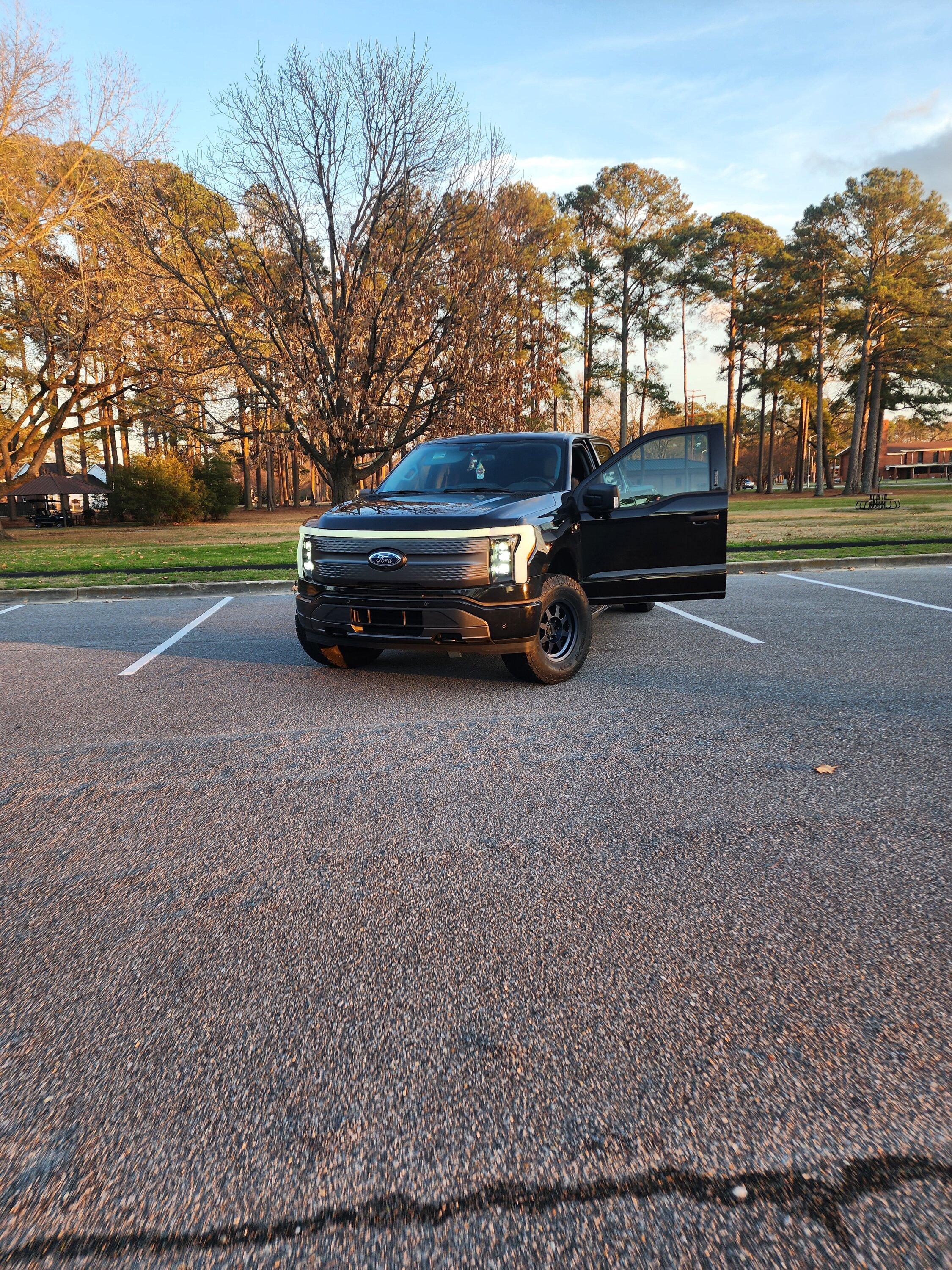 Ford F-150 Lightning Leveled! 2" Rough Country Leveling Kit + Method 701 Wheels + Toyos 305/70R17 1000004989