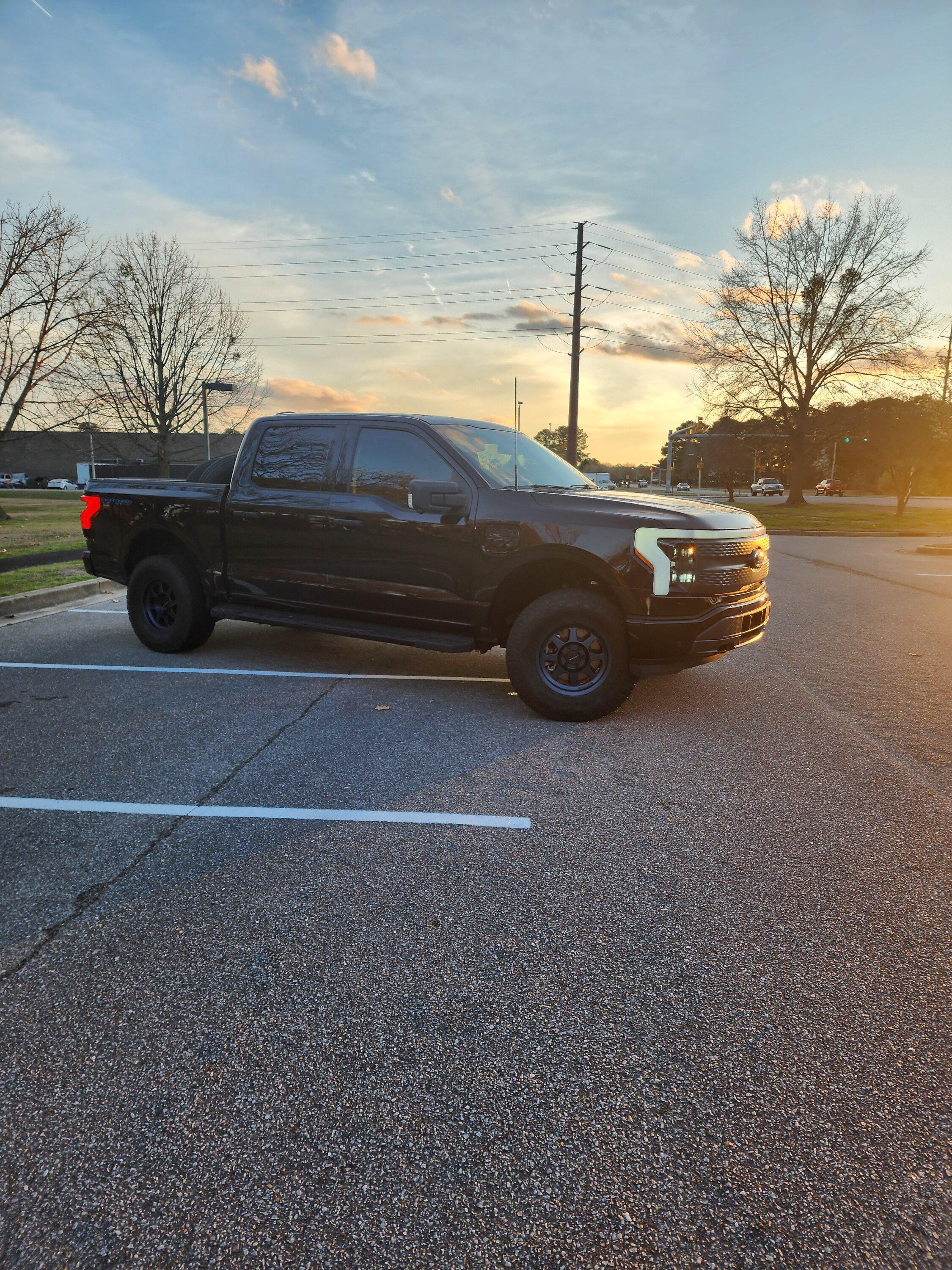 Ford F-150 Lightning Leveled! 2" Rough Country Leveling Kit + Method 701 Wheels + Toyos 305/70R17 1000005043