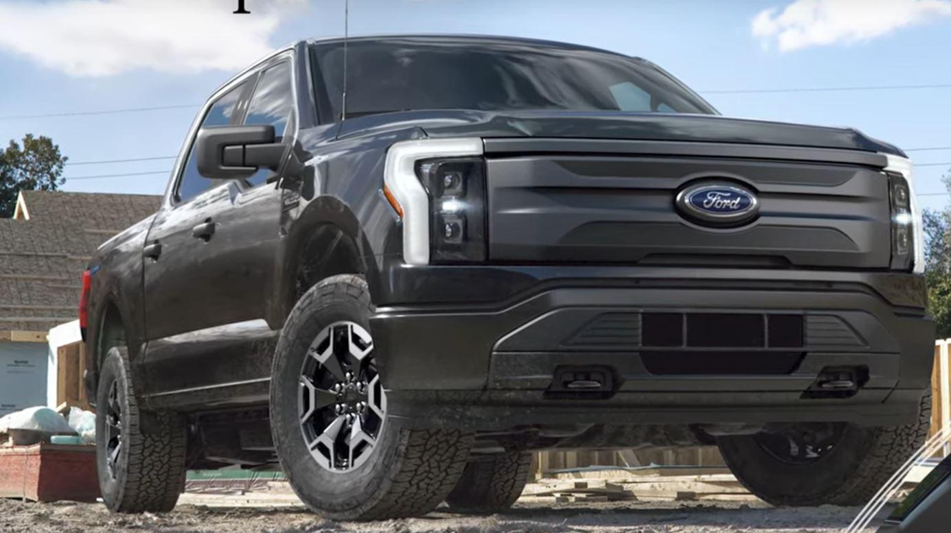 Ford F-150 Lightning What do yall think about a body matching piece on the Pro version for the sig. light bar? 1623141807924