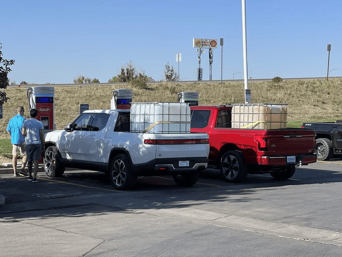 Ford F-150 Lightning Lightning vs Rivian R1T - efficiency test comparison by OutofSpec 1655425560039