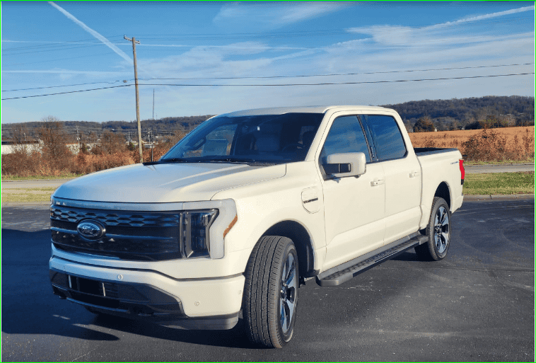 Ford F-150 Lightning 2023 platinum found on lot at msrp! 1670256036596