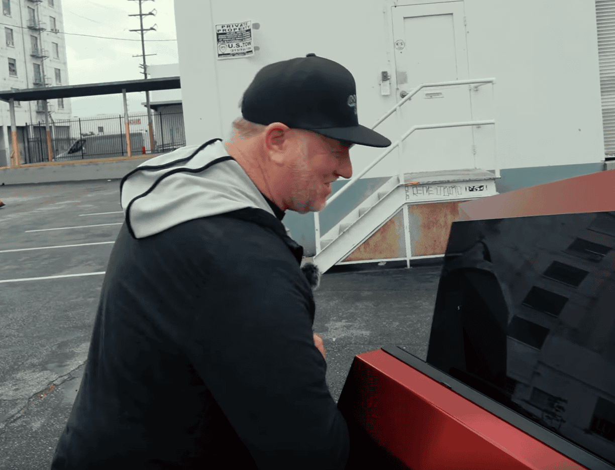 Ford F-150 Lightning Lightning Owner Drives a Cybertruck 1706131276653