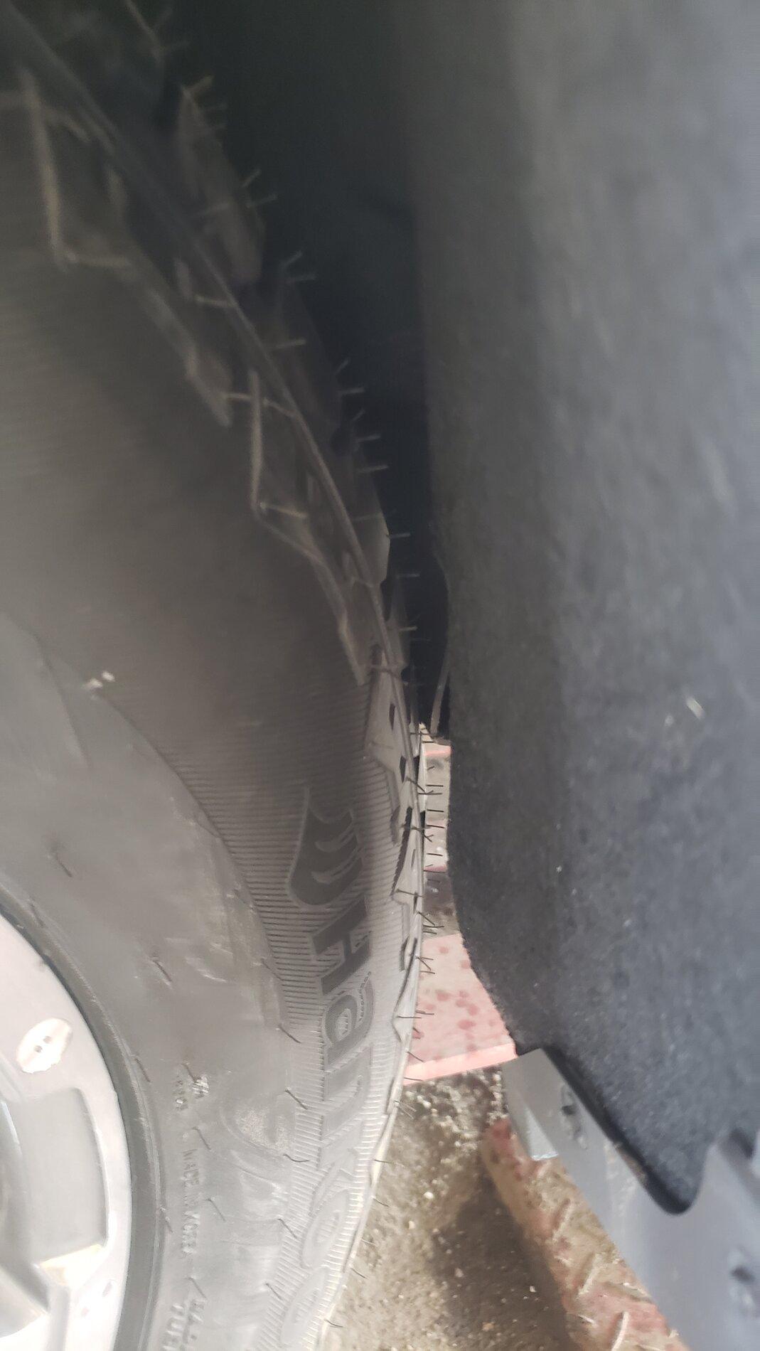 Ford F-150 Lightning Tried 295/60/20 with 2" level..no luck 20210227_144352