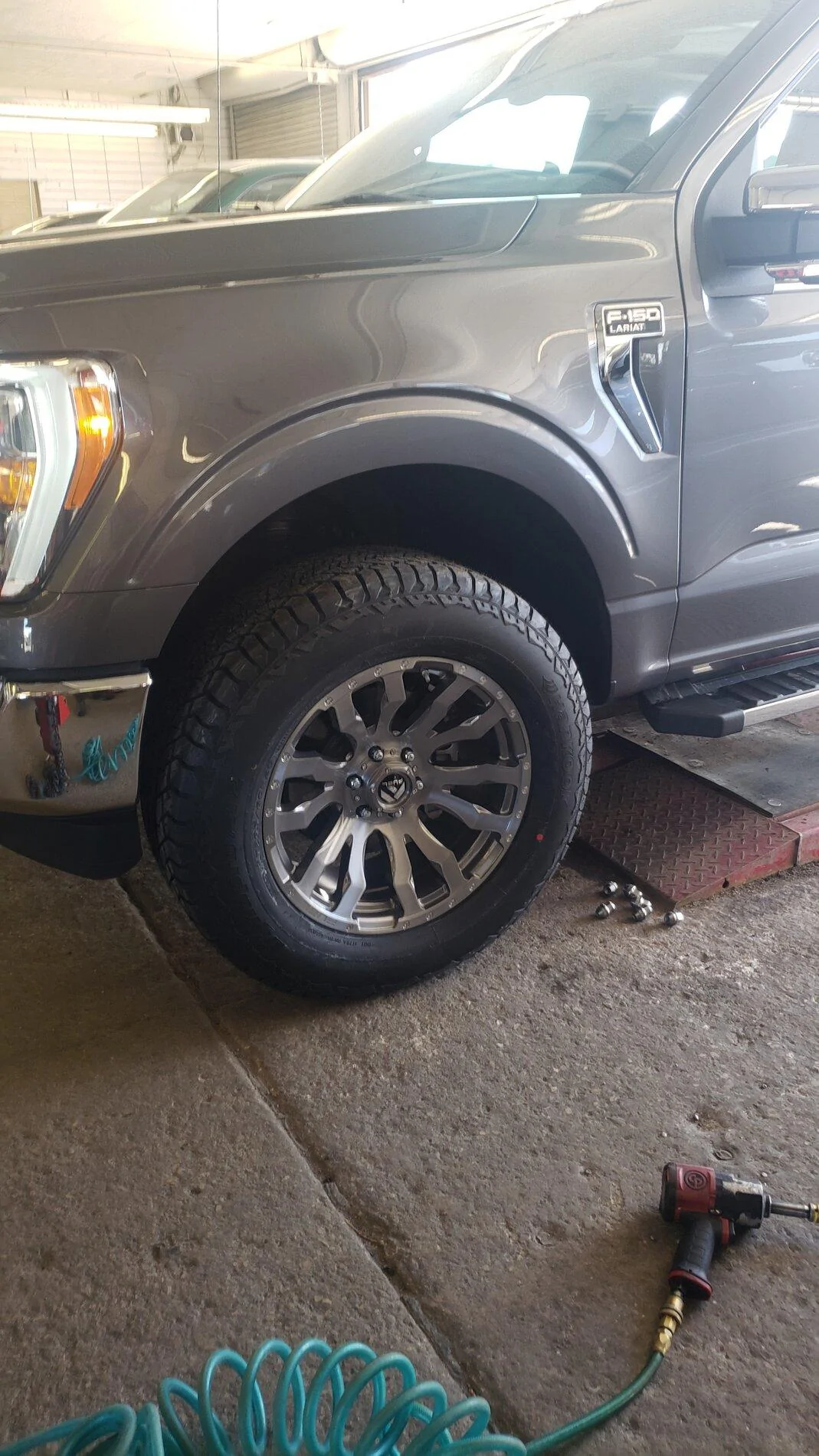 Ford F-150 Lightning Tried 295/60/20 with 2" level..no luck 20210227_144406