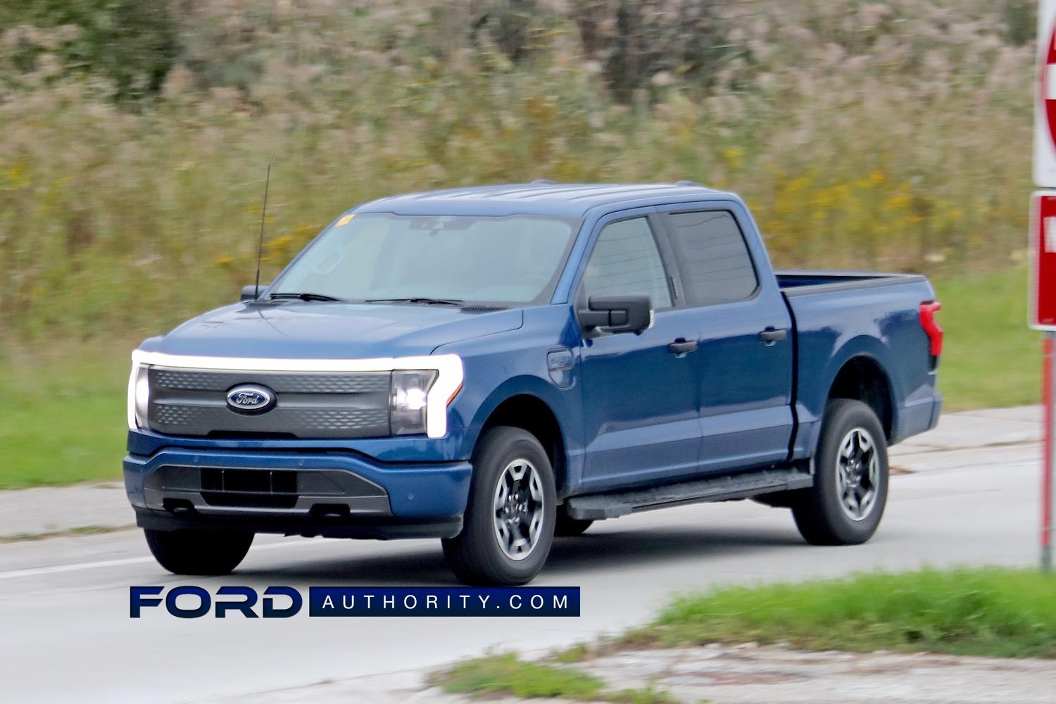 Ford F-150 Lightning Oxford White & Atlas Blue F-150 Lightning XLT Spotted 2022-F-150-Lightning-XLT-in-Atlas-Blue-On-The-Road-Photos-November-2021-Exterior-002