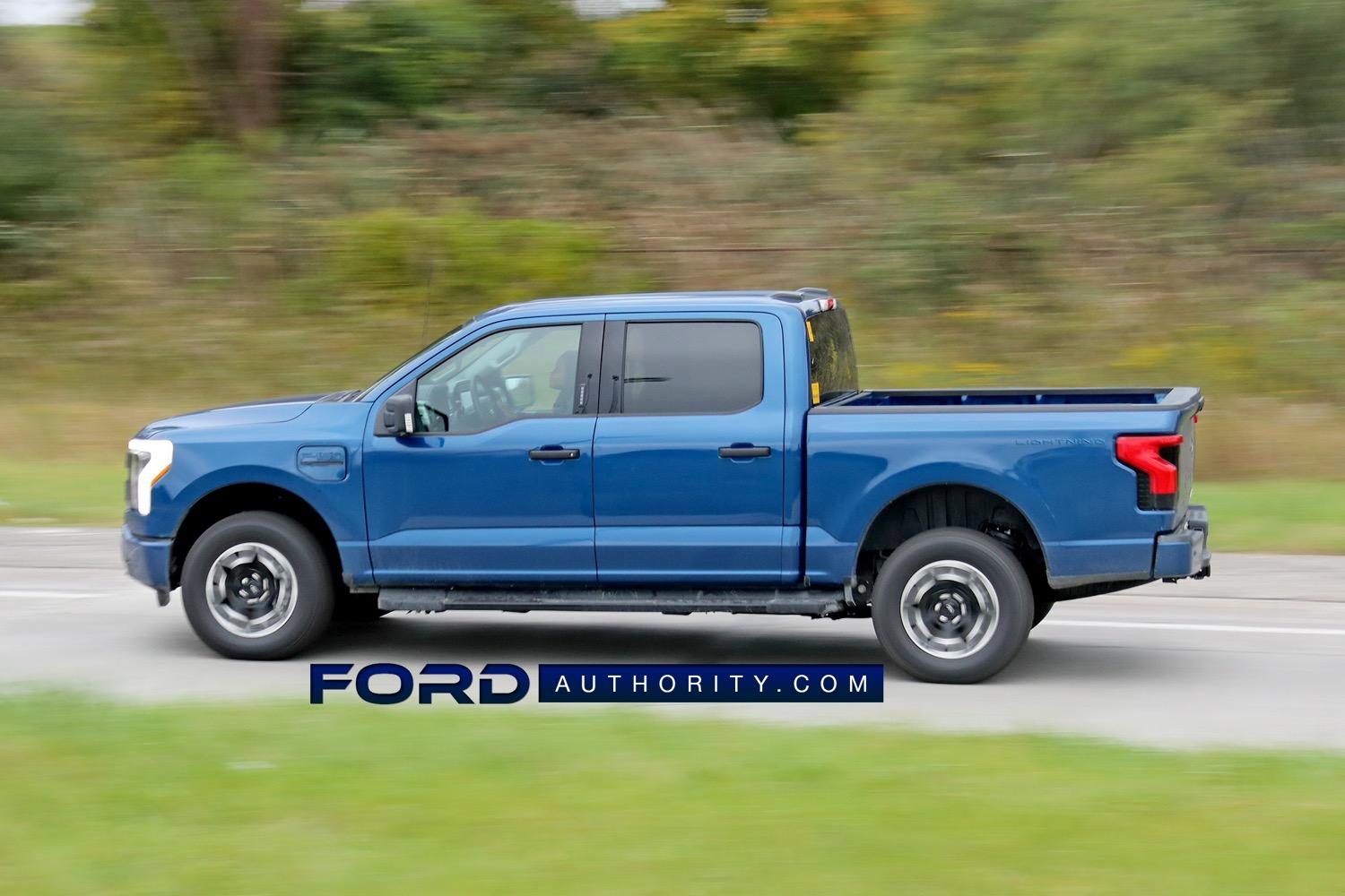 Ford F-150 Lightning Oxford White & Atlas Blue F-150 Lightning XLT Spotted 2022-F-150-Lightning-XLT-in-Atlas-Blue-On-The-Road-Photos-November-2021-Exterior-007 (1)