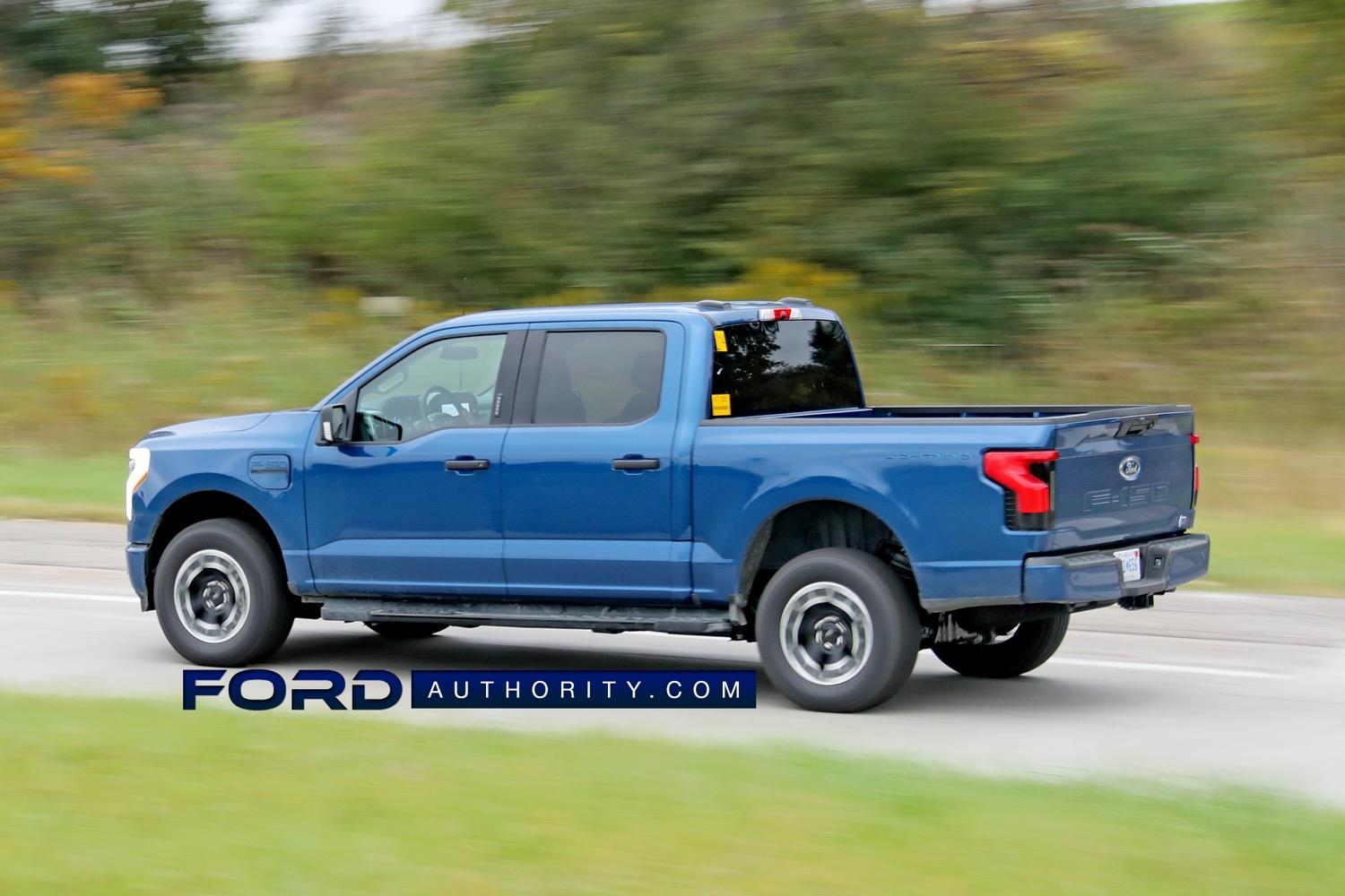 Ford F-150 Lightning Oxford White & Atlas Blue F-150 Lightning XLT Spotted 2022-F-150-Lightning-XLT-in-Atlas-Blue-On-The-Road-Photos-November-2021-Exterior-008