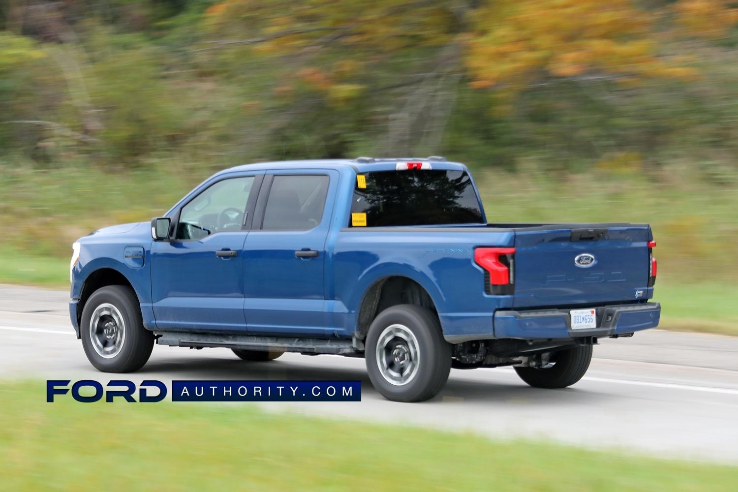 Ford F-150 Lightning Oxford White & Atlas Blue F-150 Lightning XLT Spotted 2022-F-150-Lightning-XLT-in-Atlas-Blue-On-The-Road-Photos-November-2021-Exterior-009