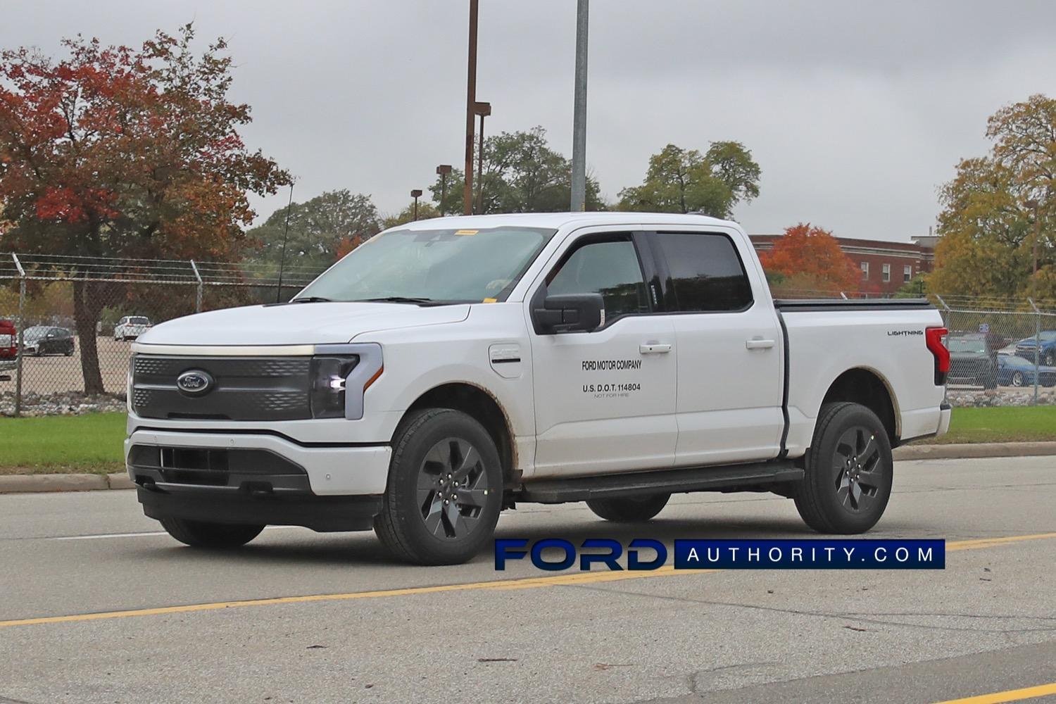 Ford F-150 Lightning Oxford White & Atlas Blue F-150 Lightning XLT Spotted 2022-F-150-Lightning-XLT-Oxford-White-On-The-Road-Photos-November-2021-Exterior-002