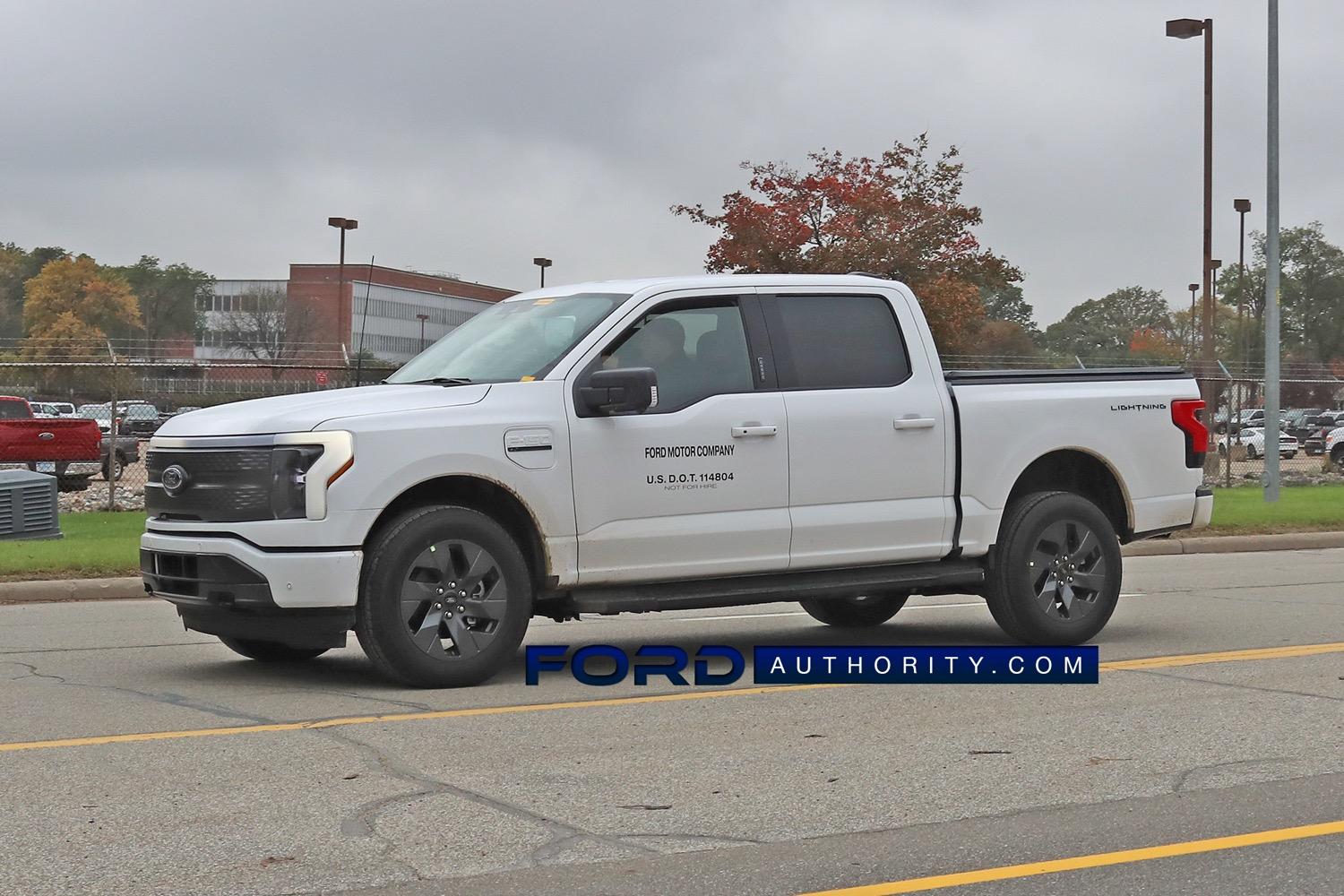 Ford F-150 Lightning Oxford White & Atlas Blue F-150 Lightning XLT Spotted 2022-F-150-Lightning-XLT-Oxford-White-On-The-Road-Photos-November-2021-Exterior-003