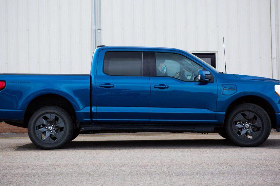 Ford F-150 Lightning Oxford White & Atlas Blue F-150 Lightning XLT Spotted 2022-Ford-F-150-Lightning-A-closer-glance-at-the-Blue-930x620