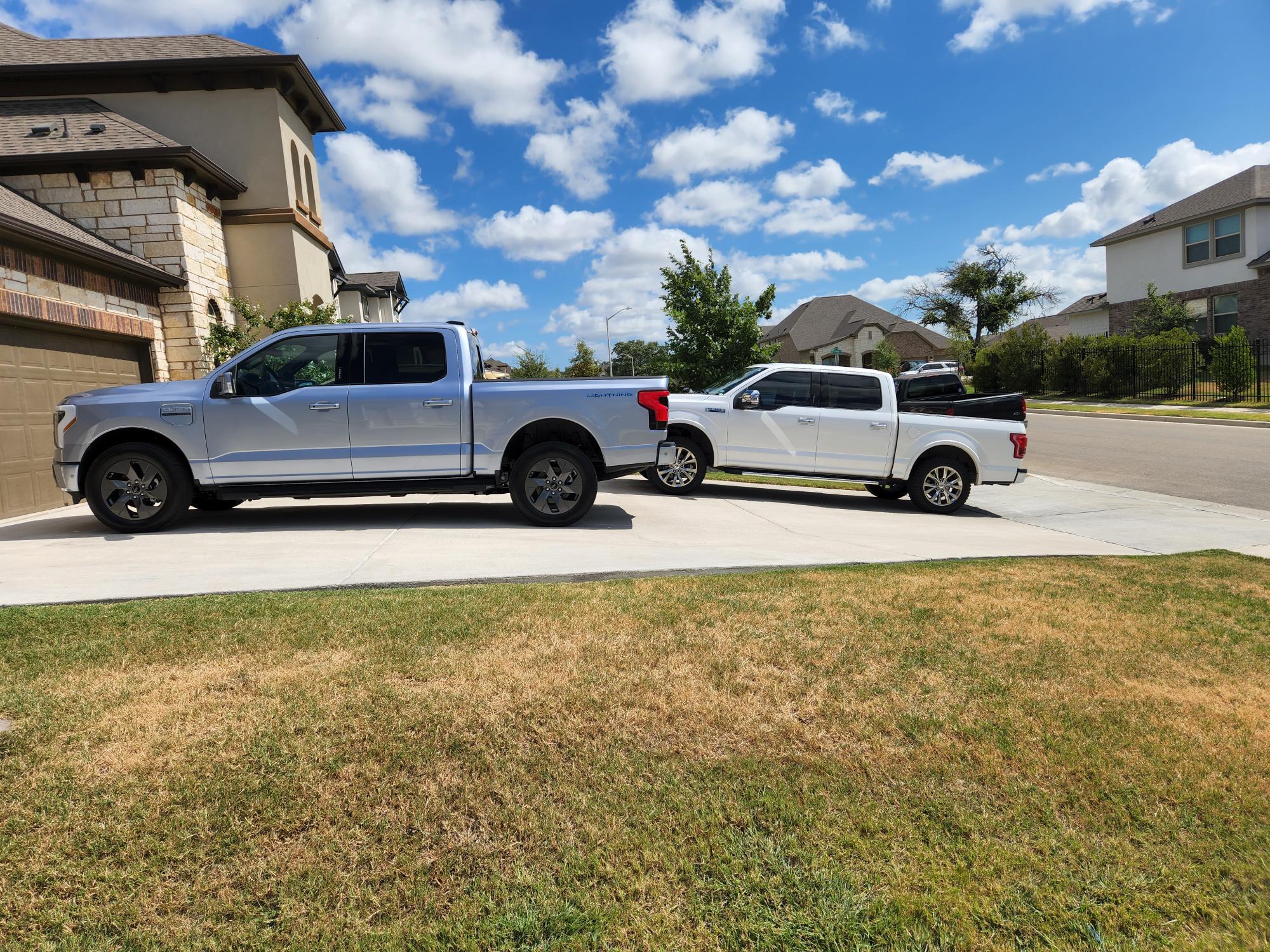 Ford F-150 Lightning Ice Blue Silver Lariat w/ ER & Max Tow 20220724_105340