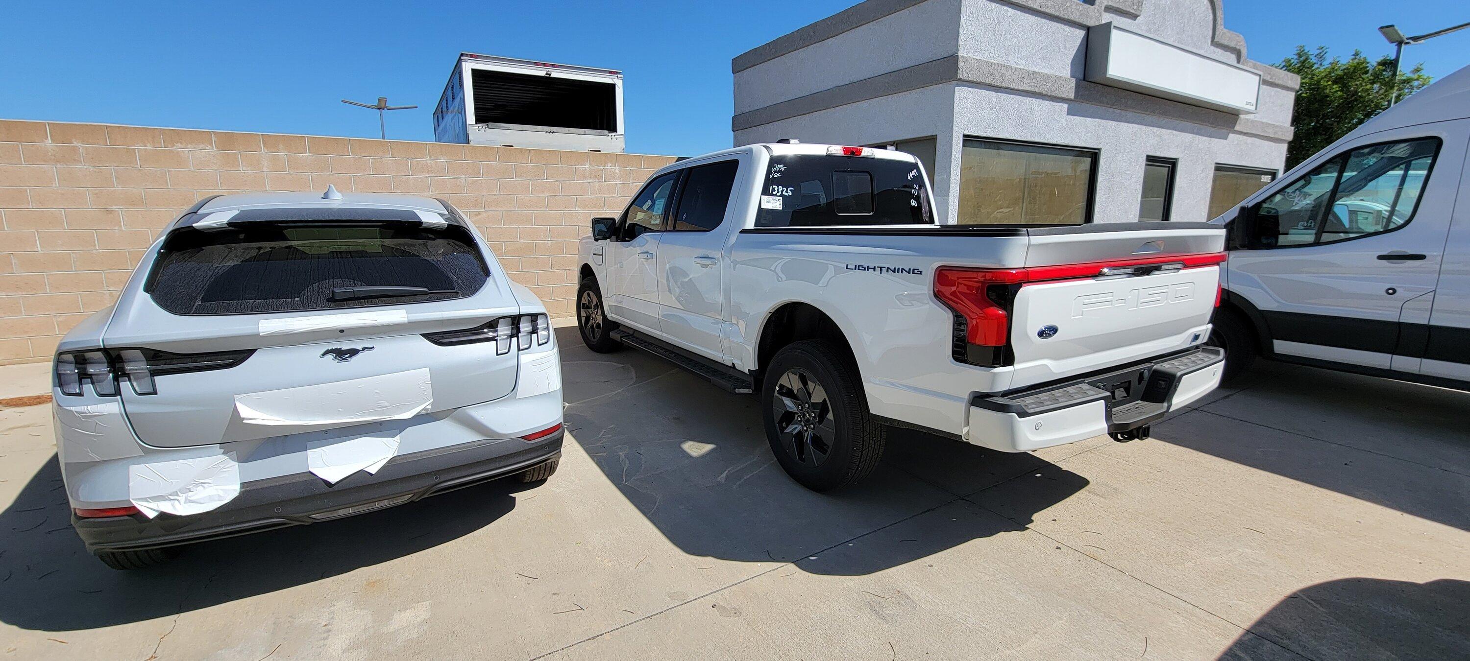 Ford F-150 Lightning ✅ 8/15/22 Lightning Build Week Group 20220922_143308