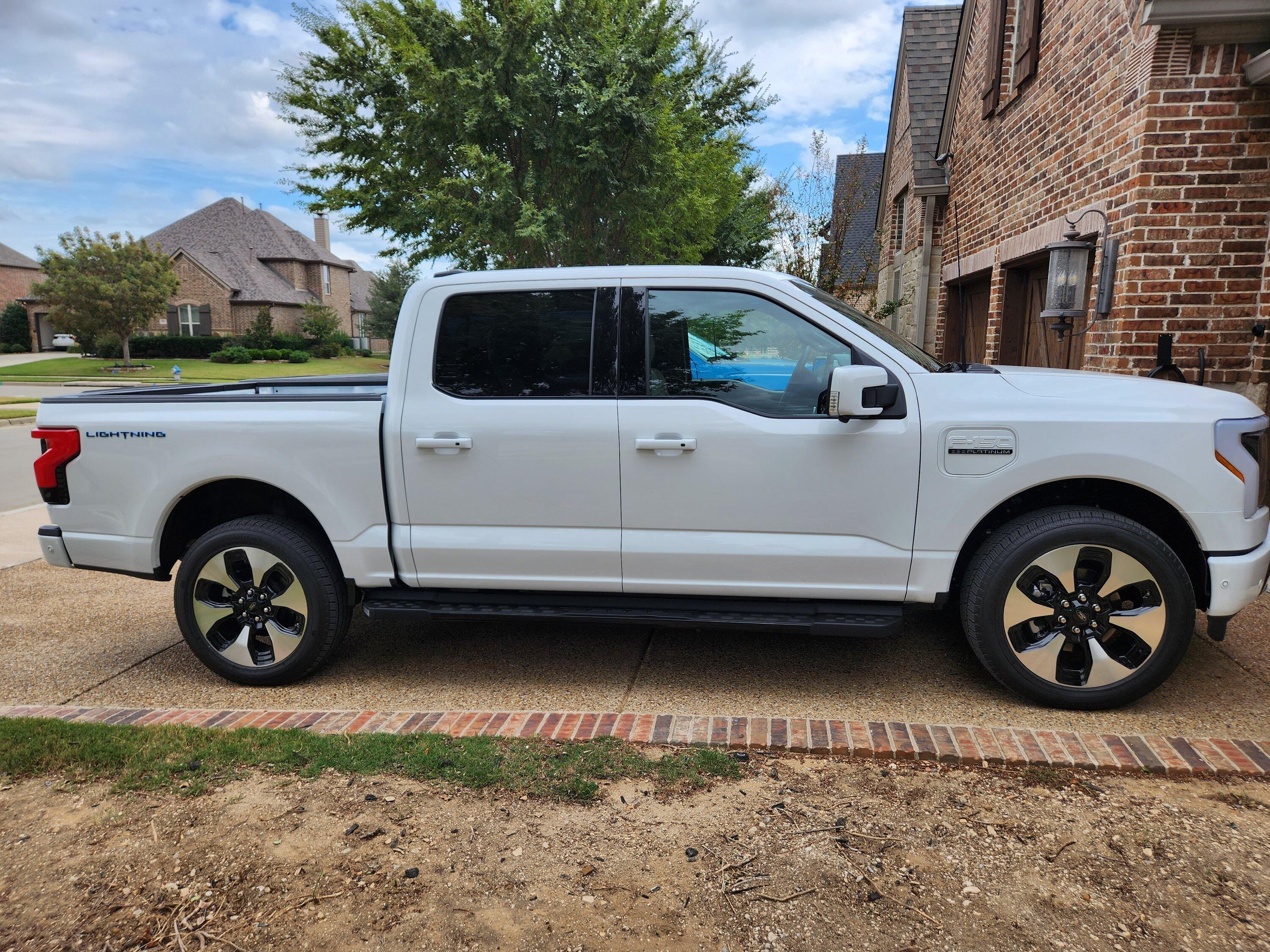 Ford F-150 Lightning OXFORD WHITE F-150 Lightning Photos & Club 20221011_160145