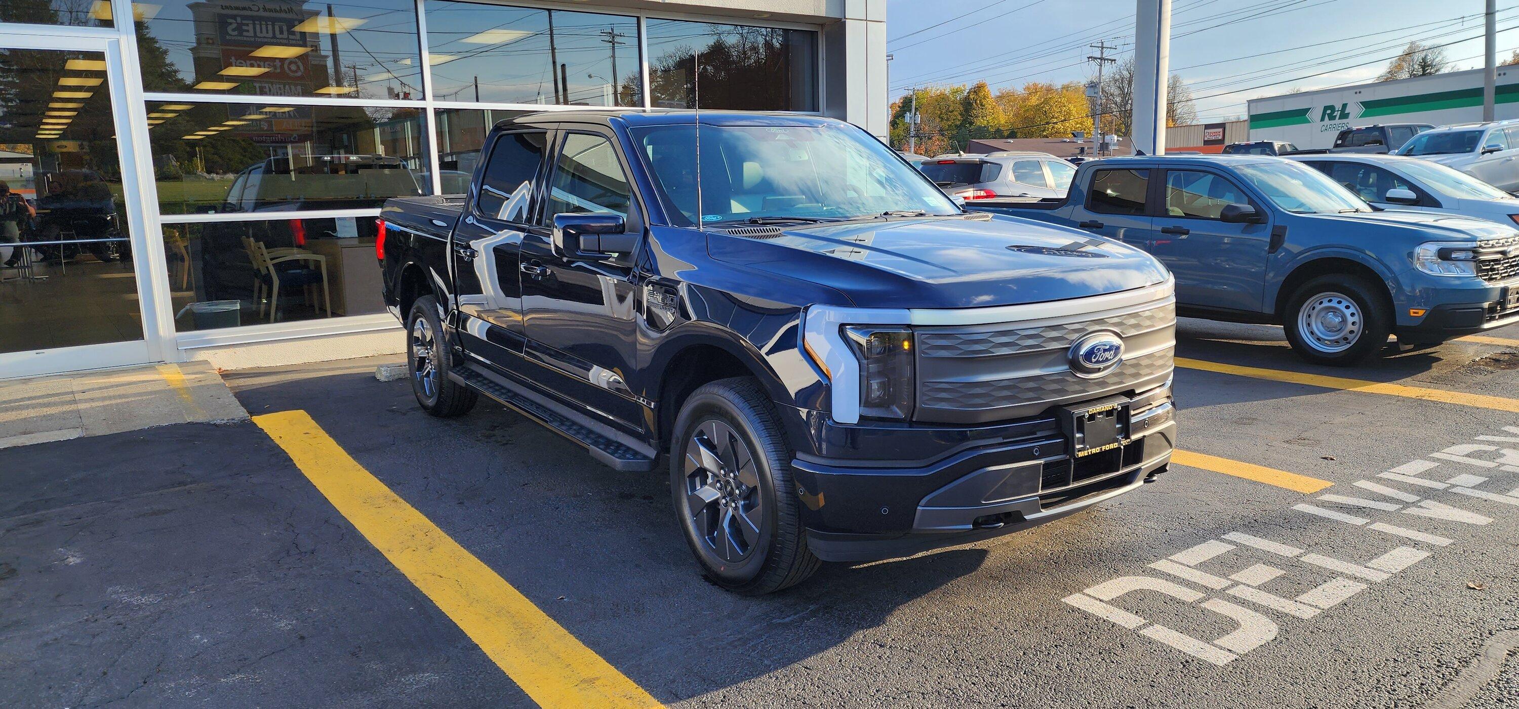 Ford F-150 Lightning ✅ 9/12 Lightning Build Week Group 20221101_160125