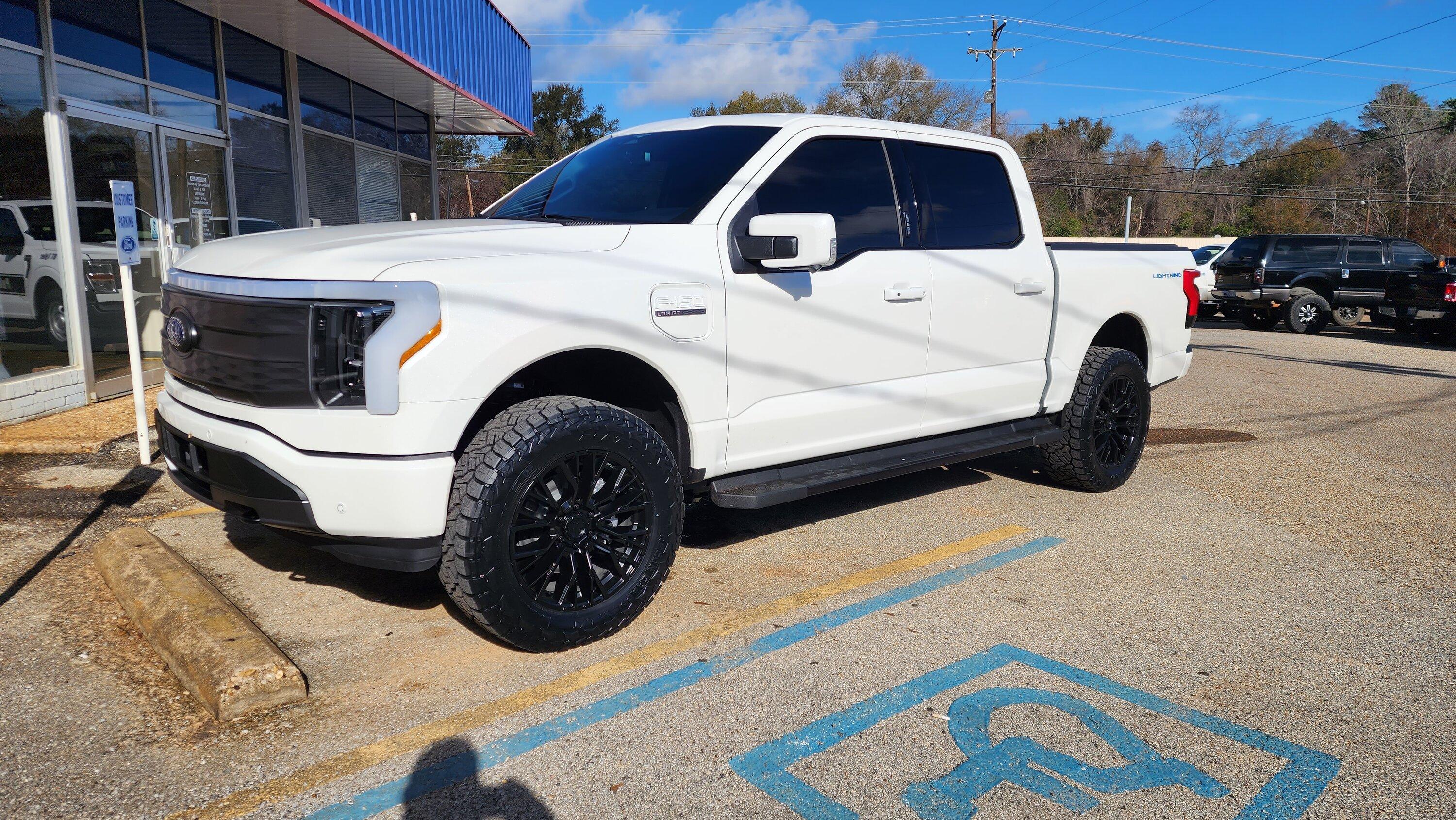 Ford F-150 Lightning STAR WHITE F-150 Lightning Photos & Club 20221231_104348