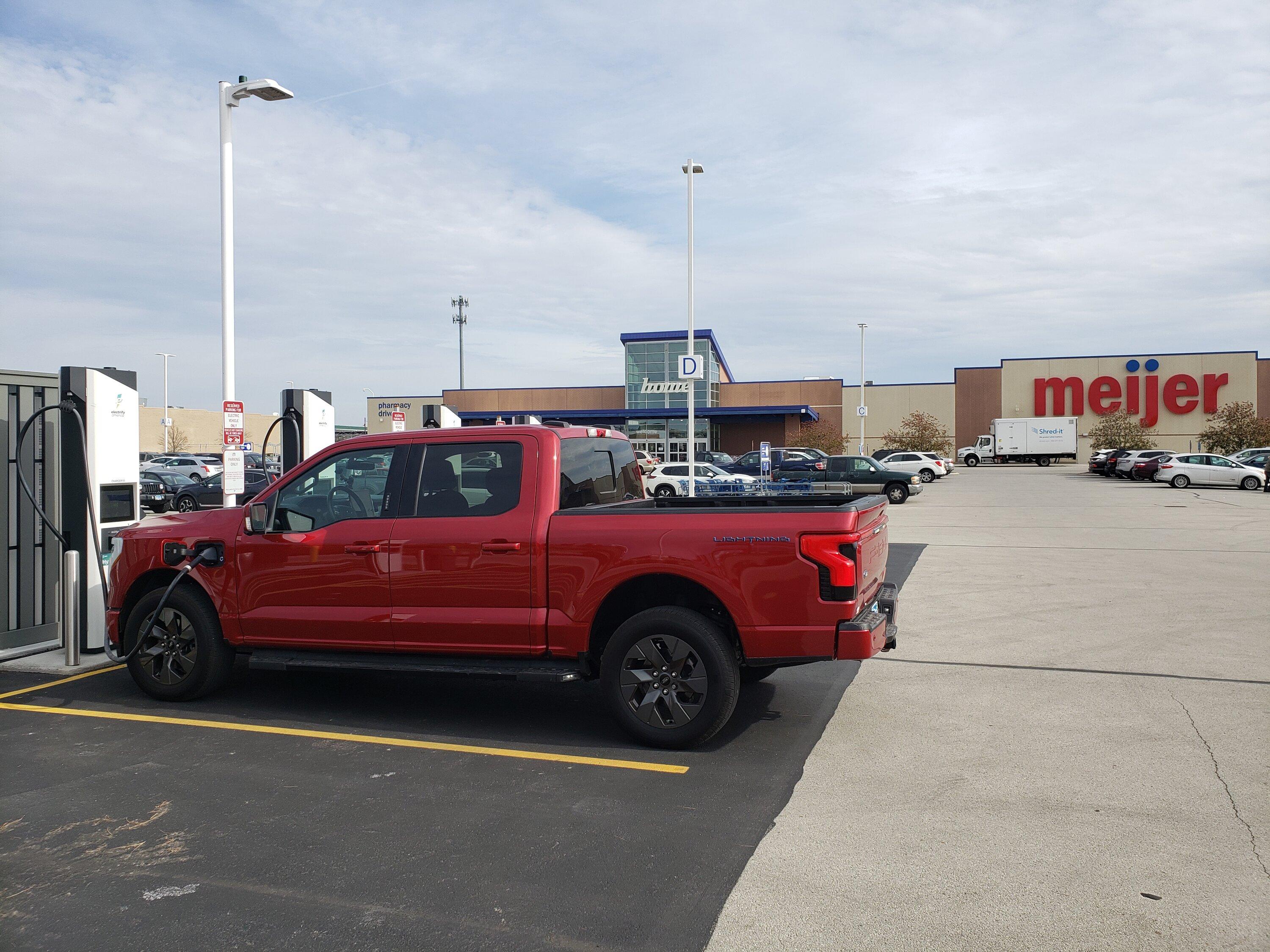 Ford F-150 Lightning (NO LONGER LOOKING) WTT/WTB Looking for 18" XLT/Pro wheels. Can trade 20" Lariat wheels 20231103_121835