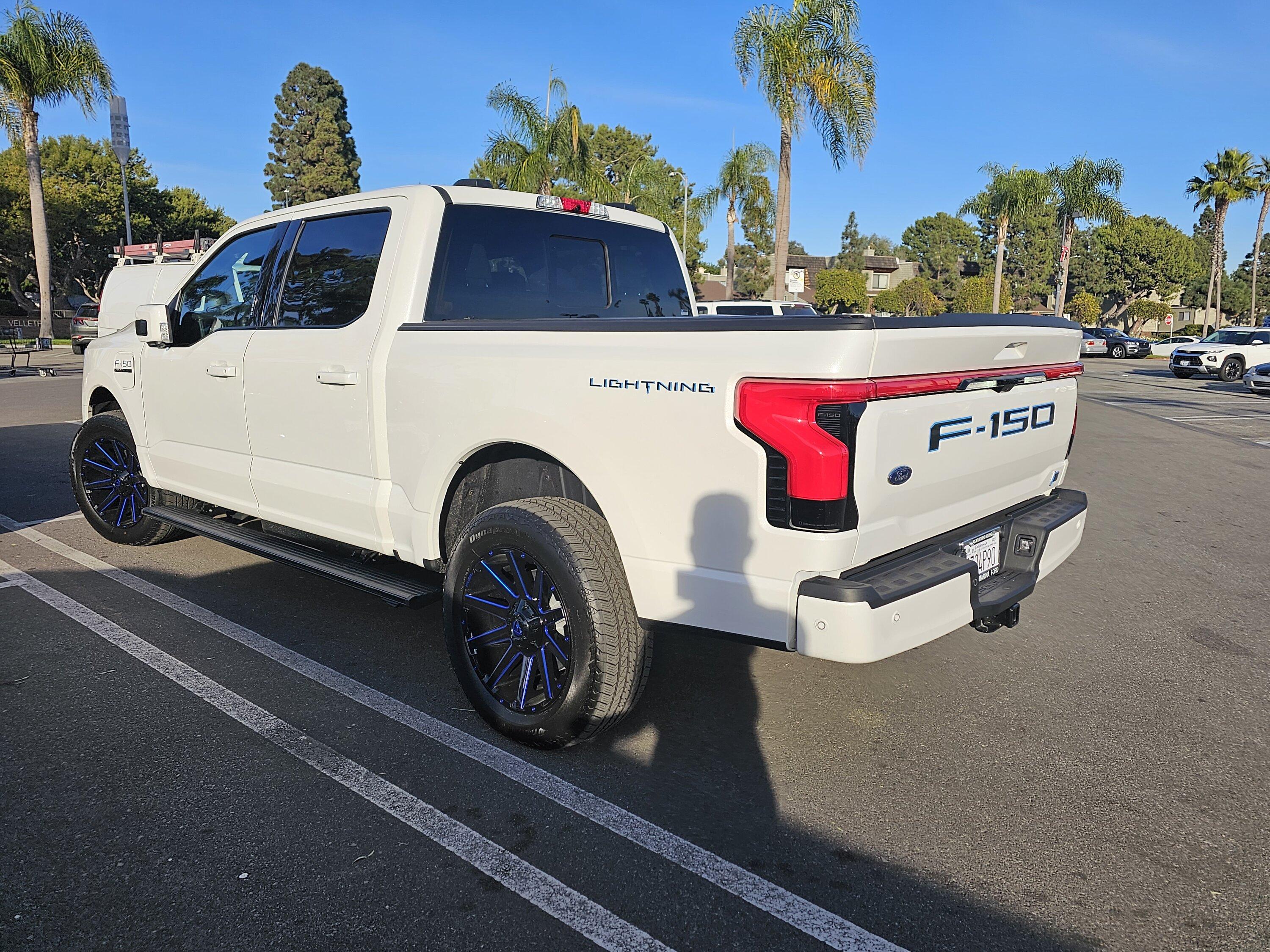 Ford F-150 Lightning ✅ 8/28/2023 Lightning Build Week Group (MY2023) 20231121_151403