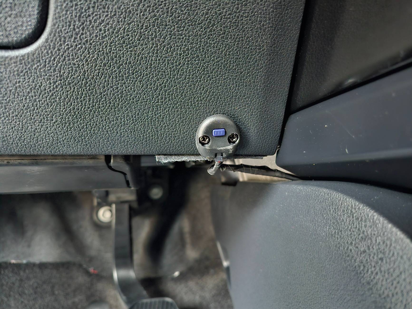 Ford F-150 Lightning Help identifying this push button? 20250404_074525