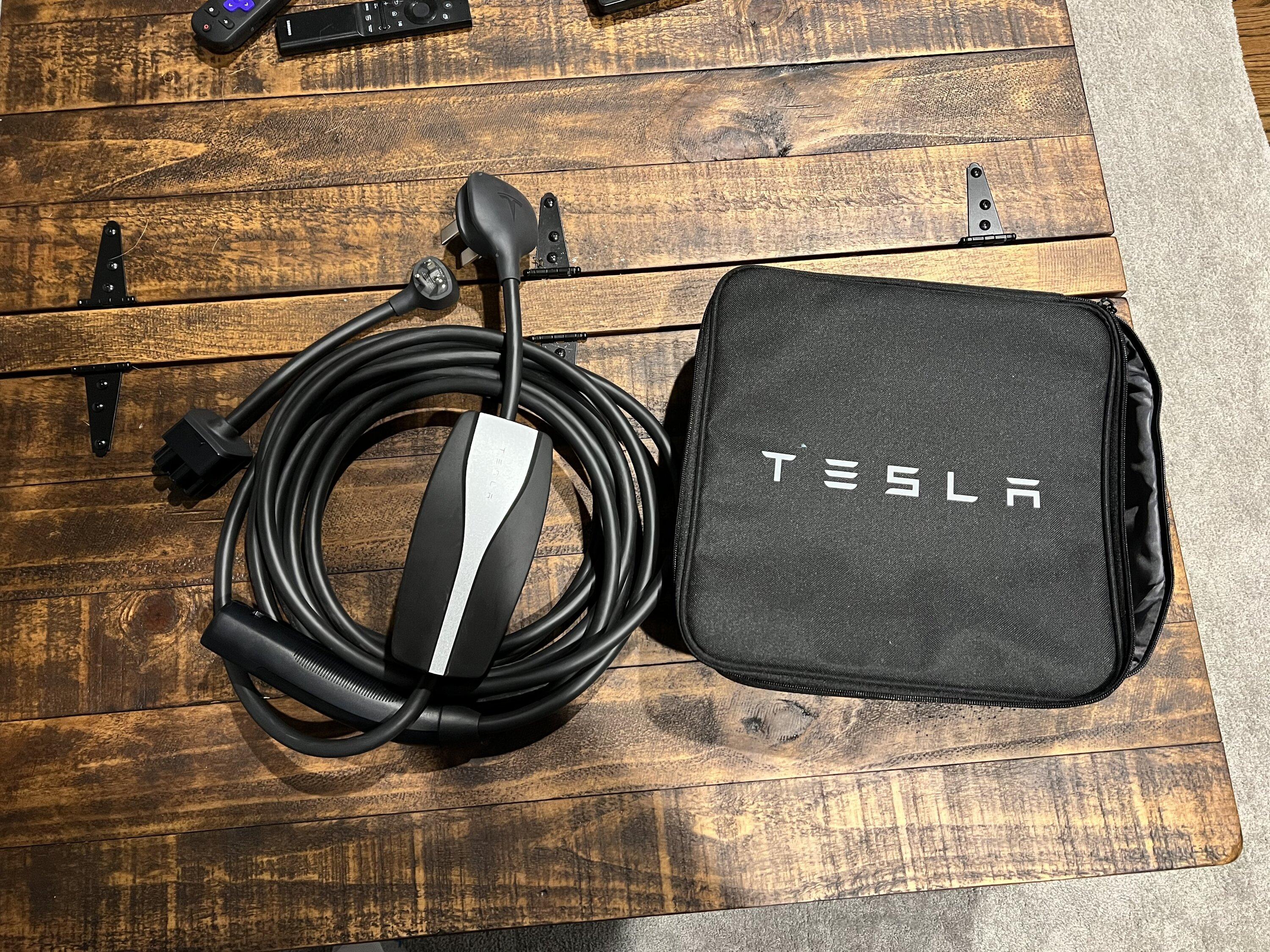 Ford F-150 Lightning Tesla mobile charger and minitap plus 80amp charger 33AB0626-0BFA-450A-A819-C2E0AD3CFF54