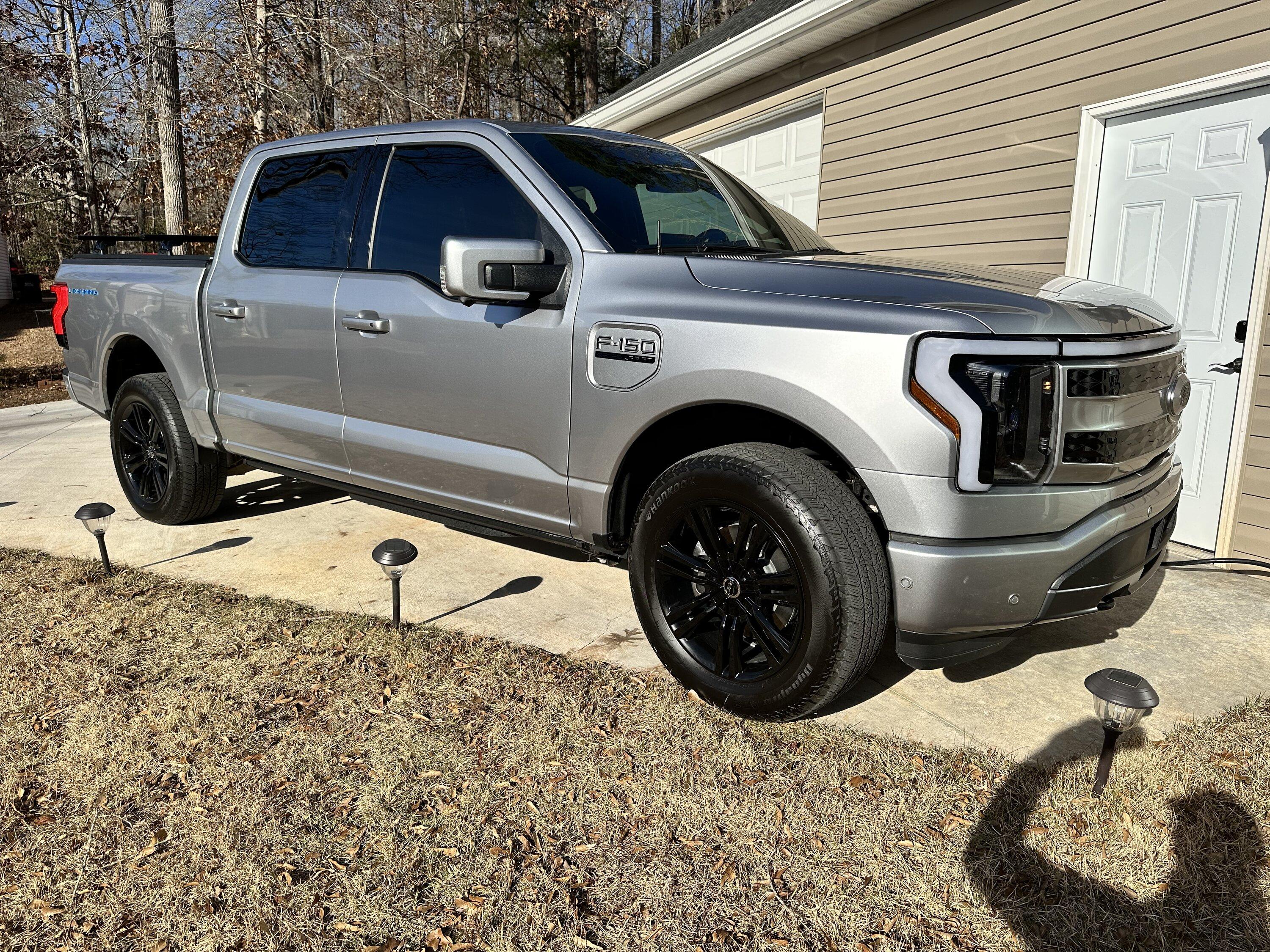 Ford F-150 Lightning Another new mod: changed the tonneau cover to a Power RetraxPro XR and Yakima cross bars 5401BAB3-010D-4B85-B42E-9B280906666A