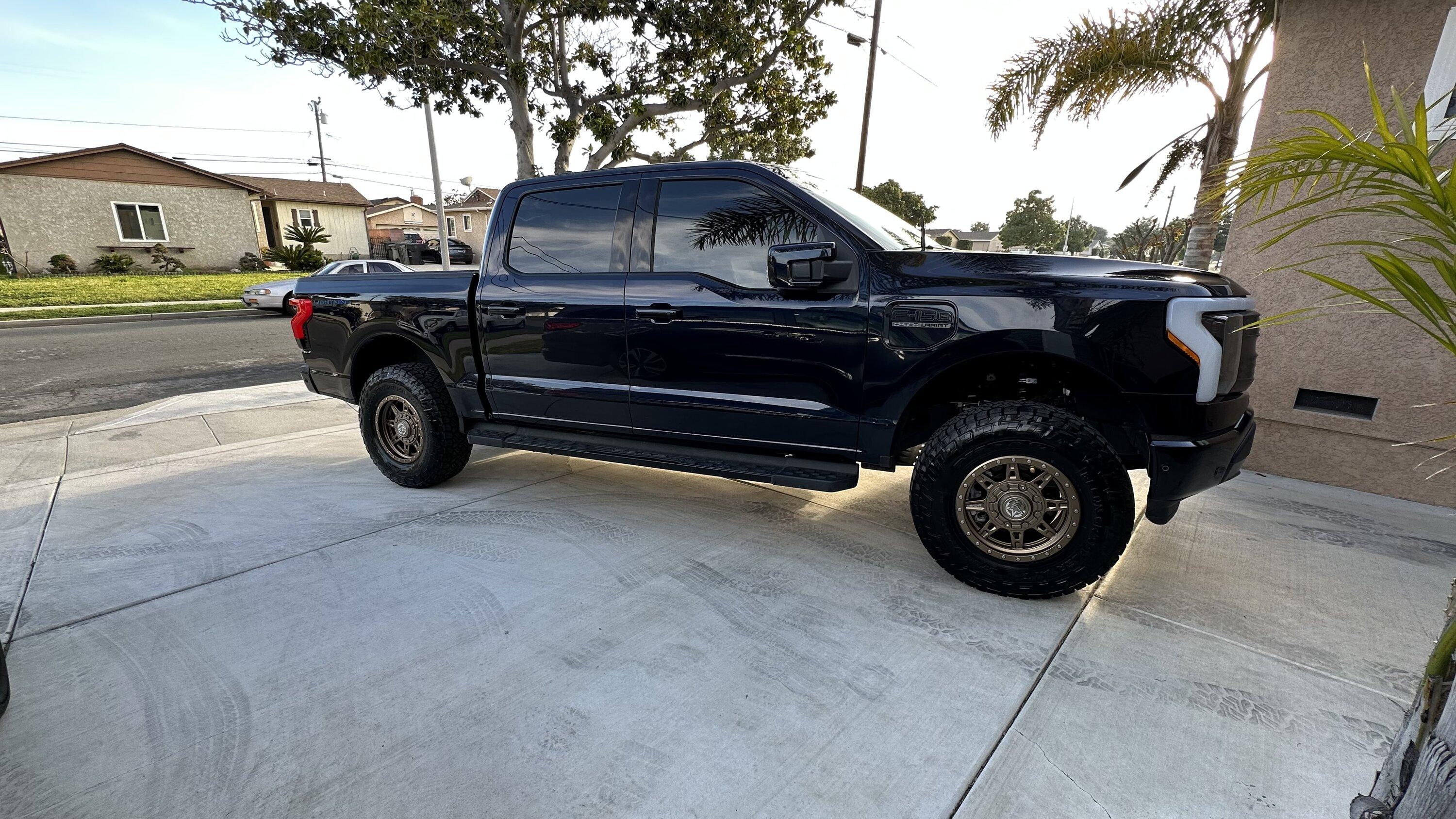 Ford F-150 Lightning Transformation is complete! 17" Method wheels installed + Stage3Motorsports leveling kit on Star White Lightning 6D242735-0405-40B5-A8EB-5341047A5C41