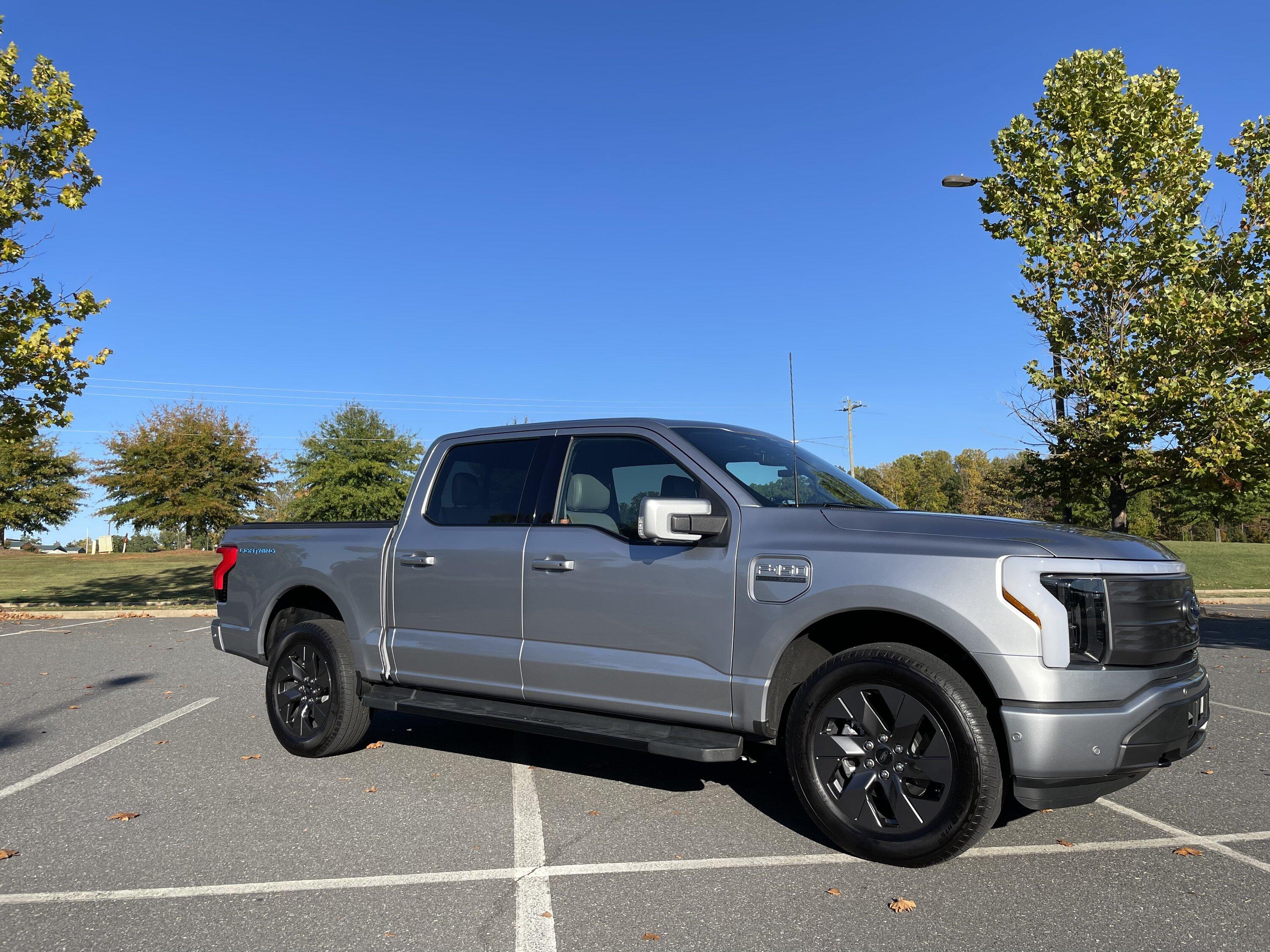 Ford F-150 Lightning 2022 Lightning Lariat ER 7B798FB4-0CE3-493E-8F55-EC9B62E26C30