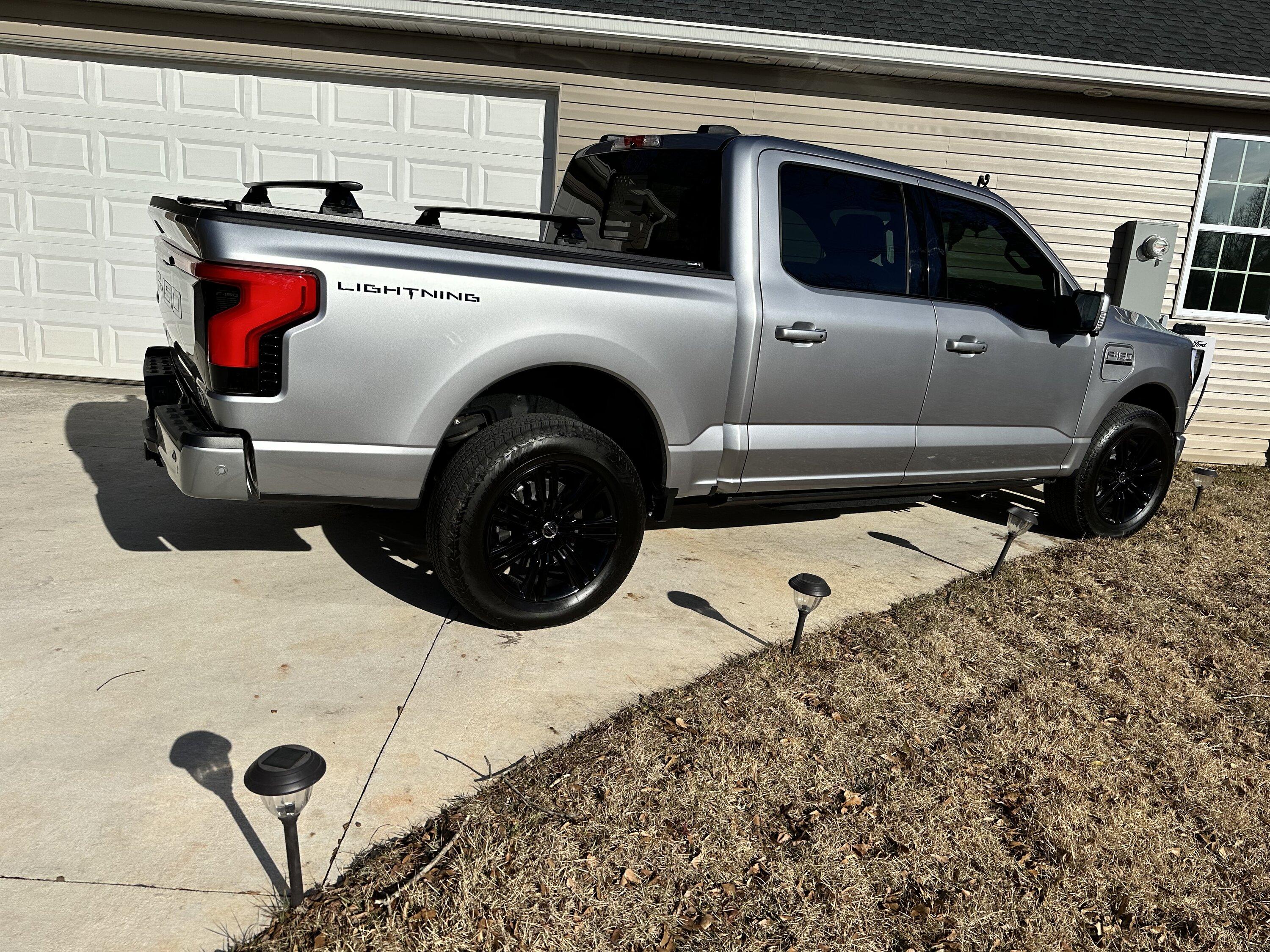 Ford F-150 Lightning Another new mod: changed the tonneau cover to a Power RetraxPro XR and Yakima cross bars AD097AE6-11D6-4BF8-99A1-1EF516E45EC1