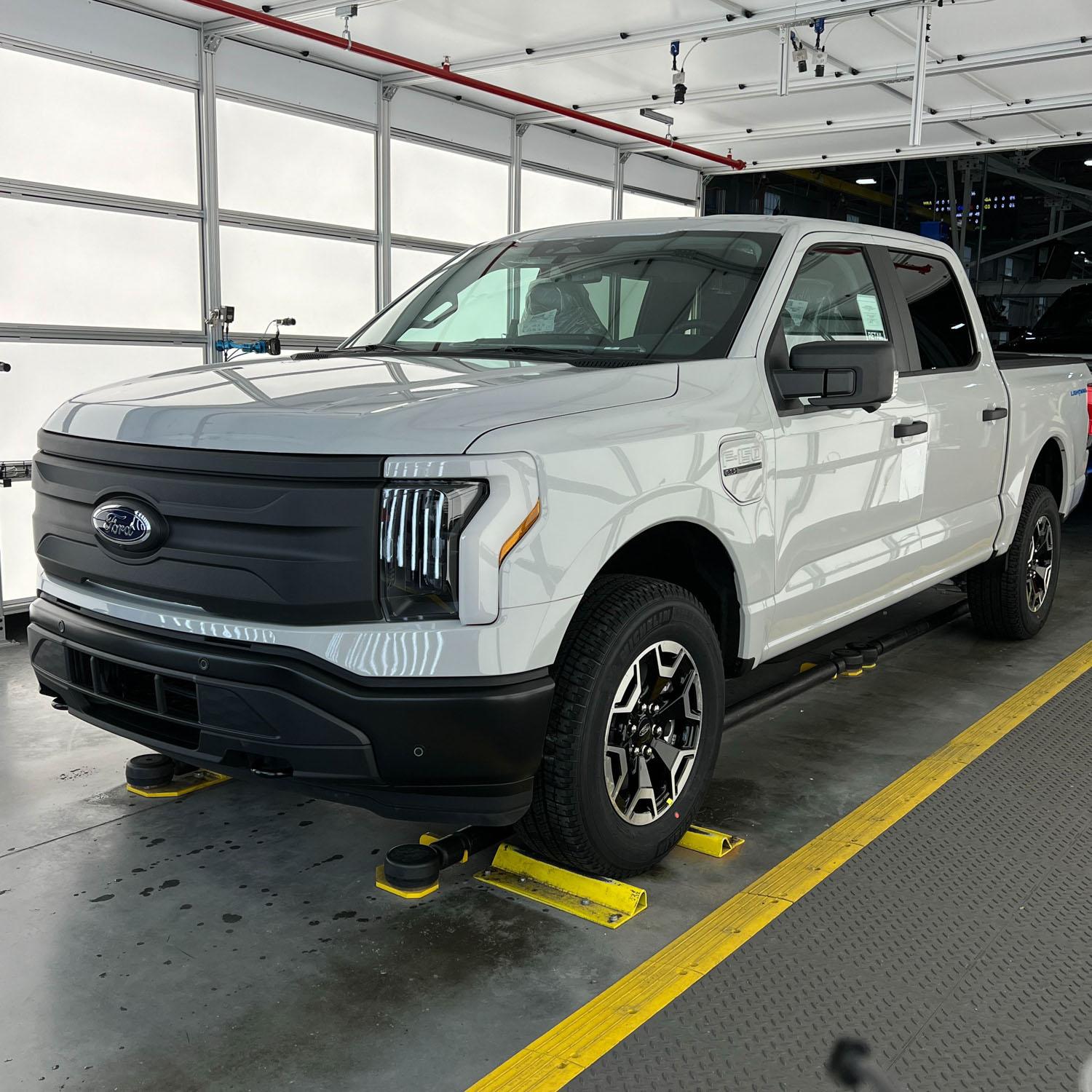 Ford F-150 Lightning ✅ 12/12 Lightning Build Week Group (MY2023) Assembly Line Pic