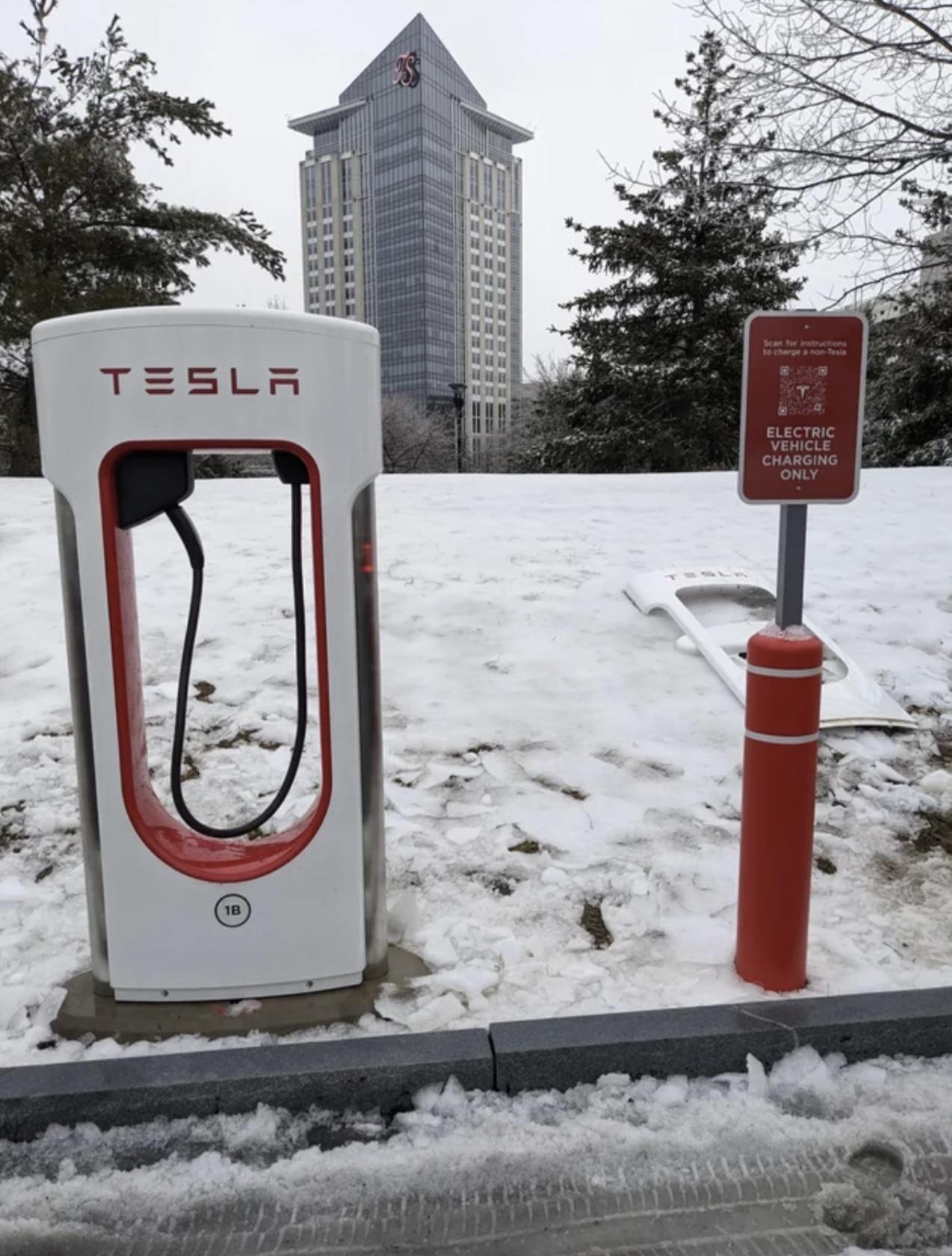 Ford F-150 Lightning First Tesla Supercharger with ‘Magic Dock’ CCS Adapter for non-Tesla electric cars spotted in the US. Charges up a Rivian B2A8B09B-2E8B-4E5B-A2F8-8B150A0462D3