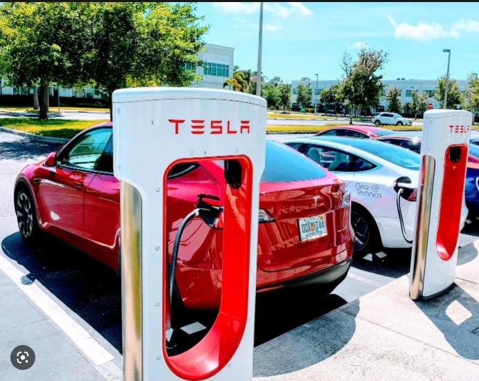 Ford F-150 Lightning First Tesla Supercharger with ‘Magic Dock’ CCS Adapter for non-Tesla electric cars spotted in the US. Charges up a Rivian d4MmKW5