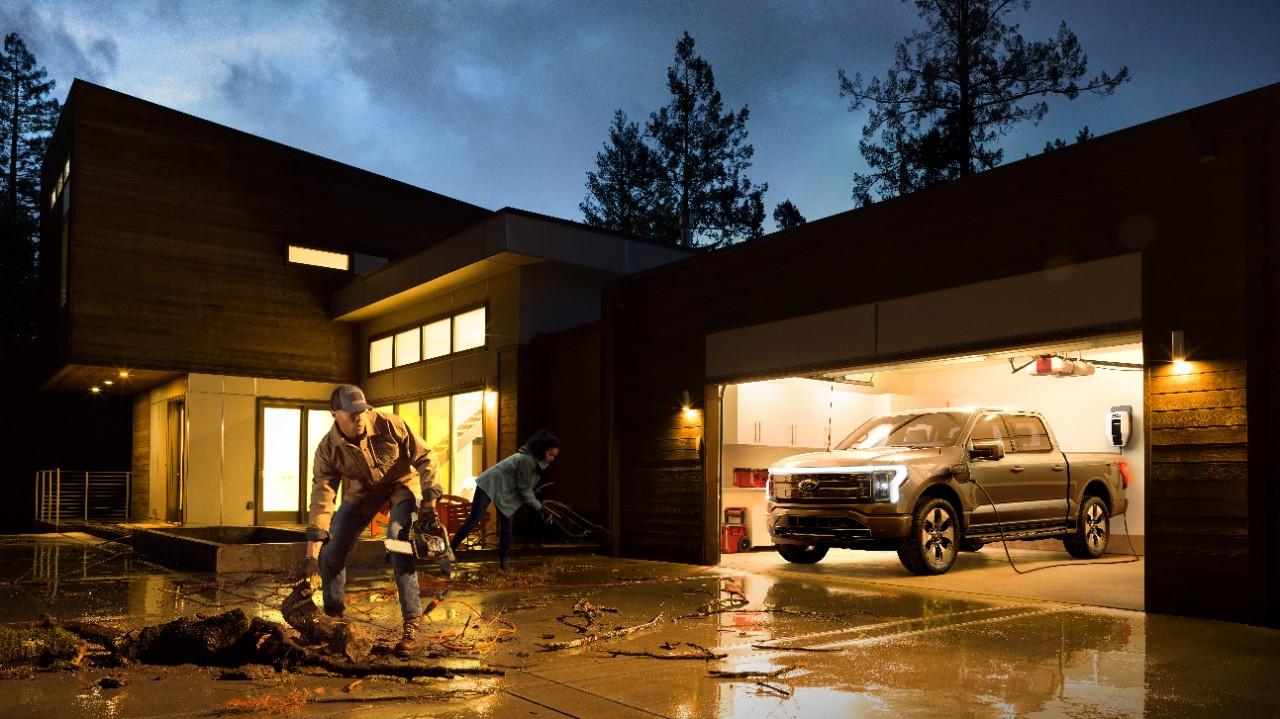 Ford F-150 Lightning Ford Debuts F-150 Lightning Pro – Electric Work Truck for Commercial Customers f150-lightning-pro-commercial-work-truck-10