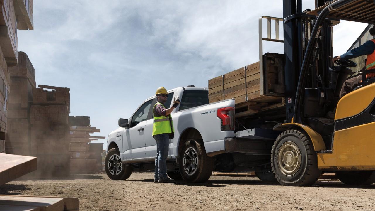 Ford F-150 Lightning Ford Debuts F-150 Lightning Pro – Electric Work Truck for Commercial Customers f150-lightning-pro-commercial-work-truck-6