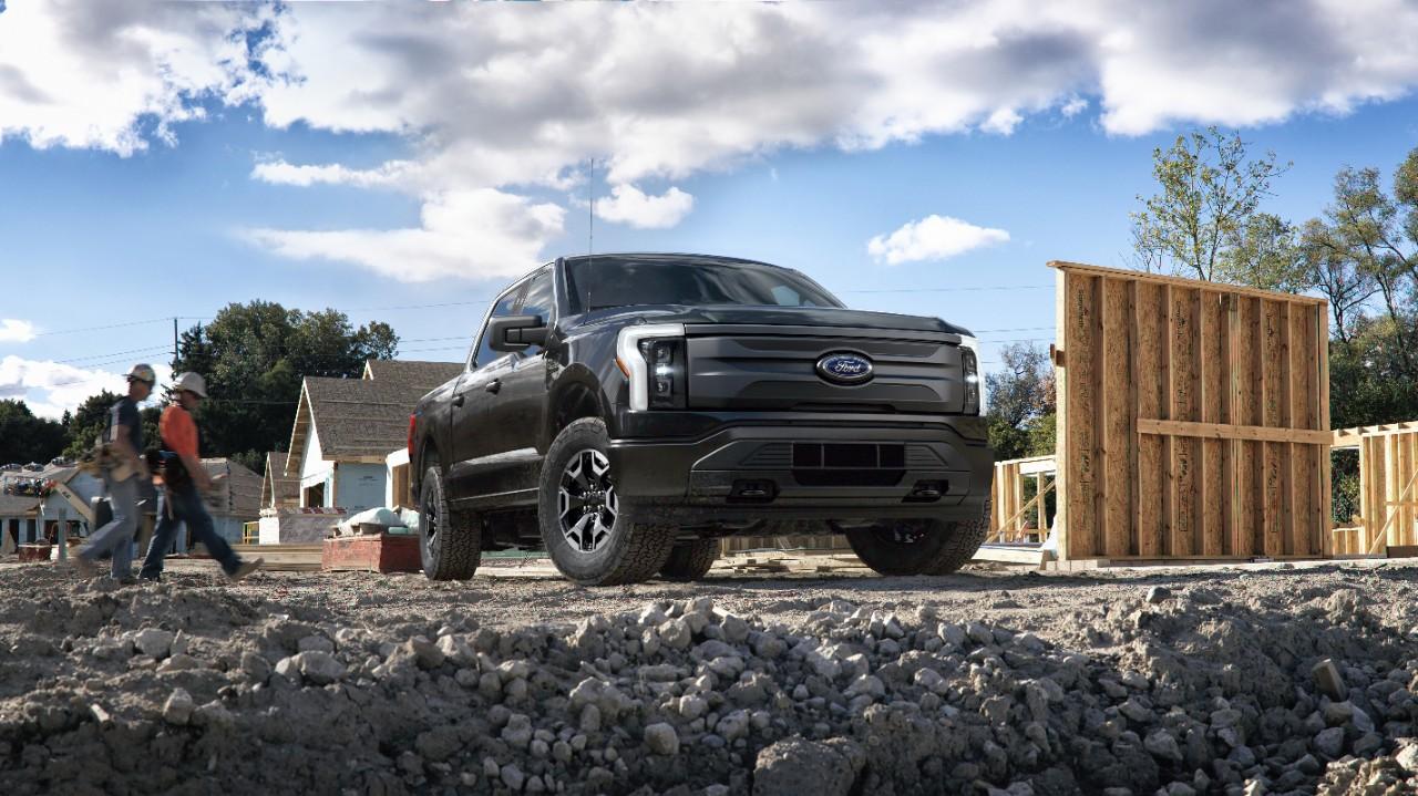 Ford F-150 Lightning Ford Debuts F-150 Lightning Pro – Electric Work Truck for Commercial Customers f150-lightning-pro-commercial-work-truck-8