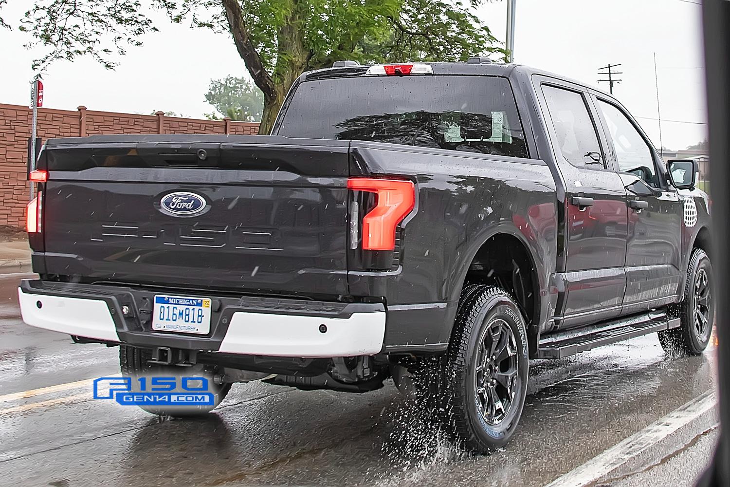 Ford F-150 Lightning F-150 Lightning XLT Caught Undisguised on Public Roads F150-Lightning-XLT-Spied-Undisguised-Testing-8