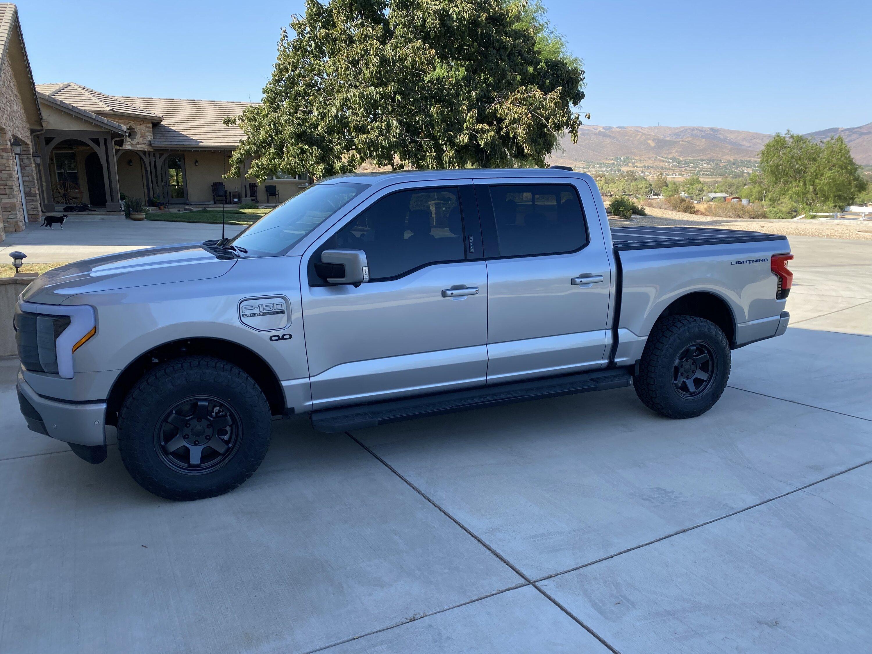 Ford F-150 Lightning My aftermarket 17" wheels fit, barely (tested: 17 x 9.5+12 Black Rhinos with 285/75/17 Falken tires) F5DA76A6-9DC2-48E0-B1E7-508A8A527645