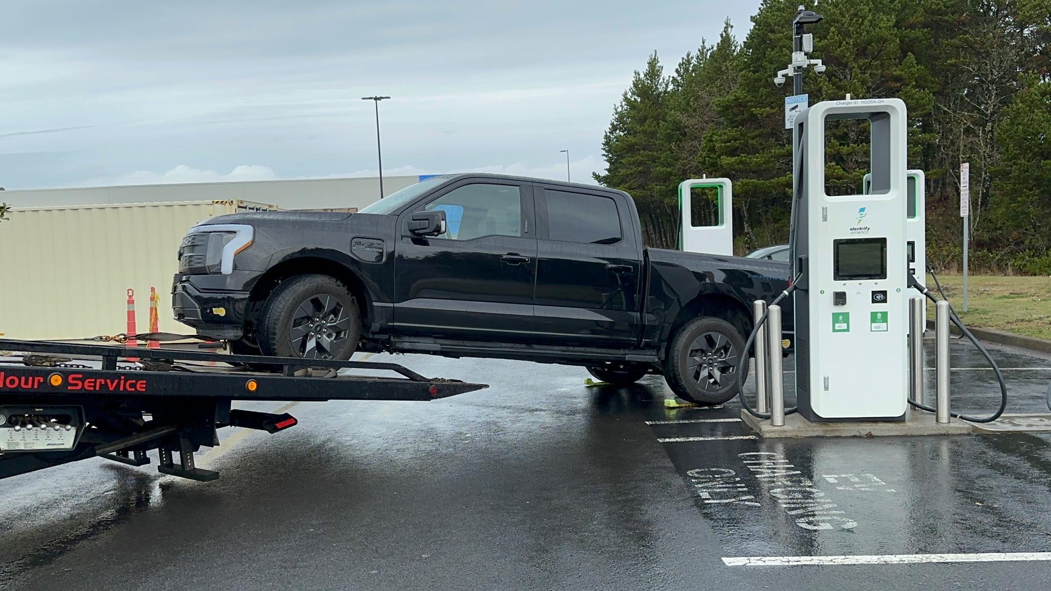 Ford F-150 Lightning Lightning towed away from Electrify America charging station “after the EA charger fried my truck” FimnV-ZagAE8_nr