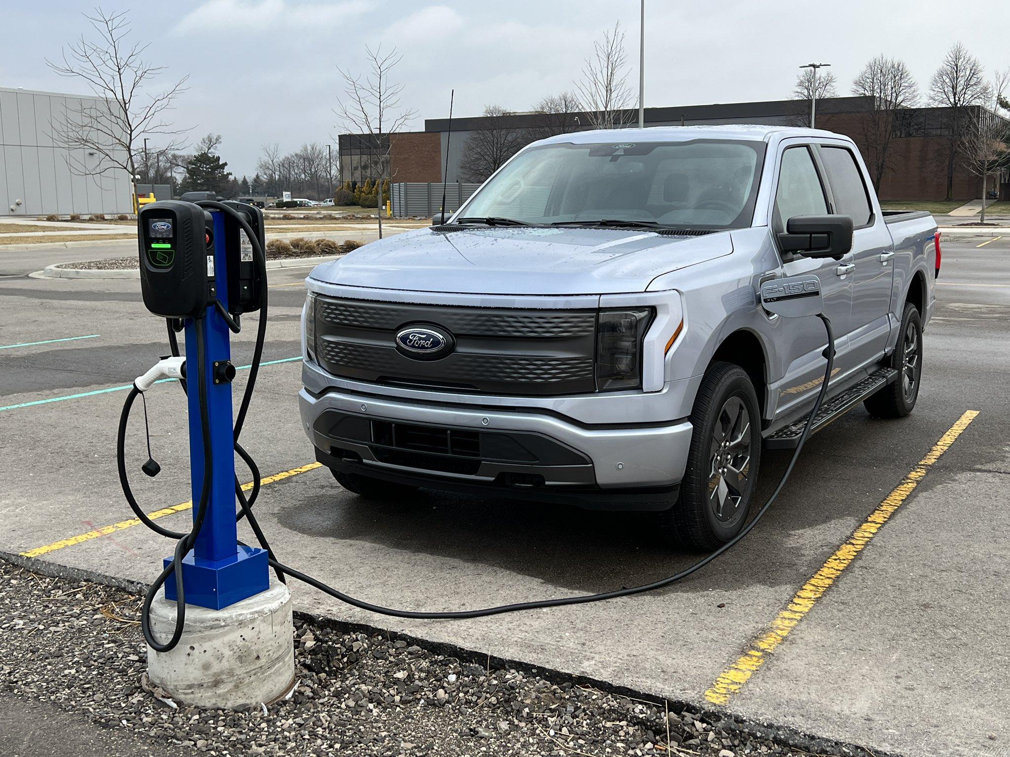 Ford F-150 Lightning Mike Levine Tweets 100% Charge @ 288 miles FPiYTEaXwAQAzA9