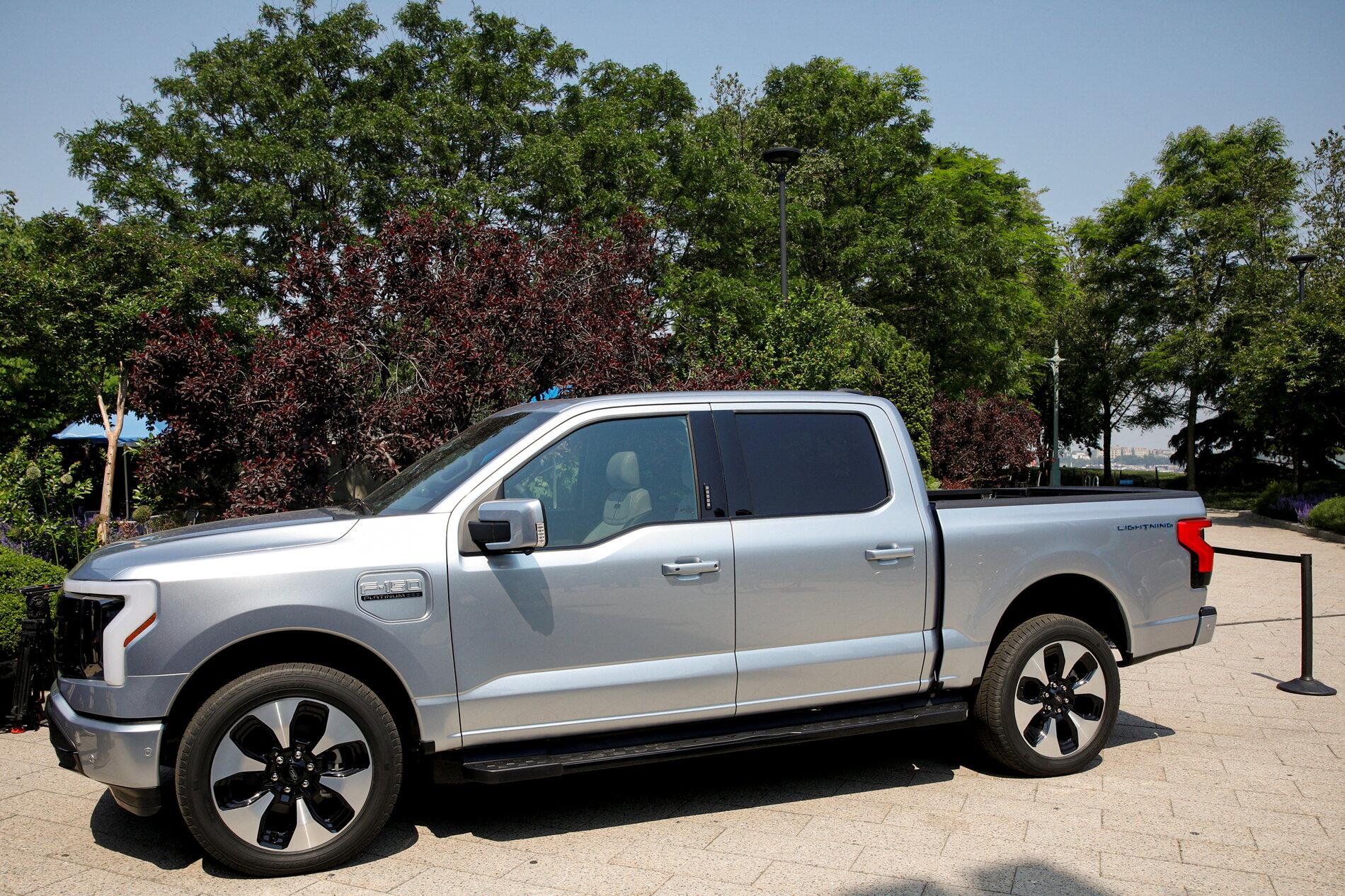 Ford F-150 Lightning ICED BLUE SILVER F-150 Lightning Photos & Club Iced Blue Platinum F150 Lightning 4