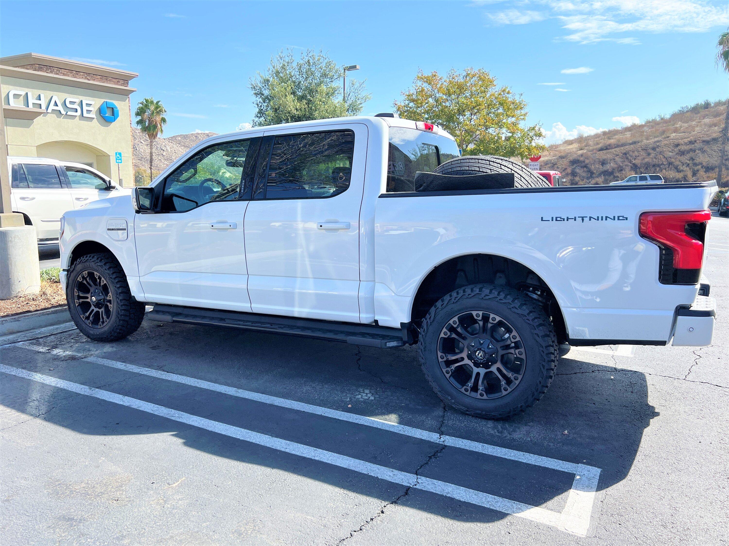 Ford F-150 Lightning ✅ 8/15/22 Lightning Build Week Group Image_20221009_140841_417 (2)