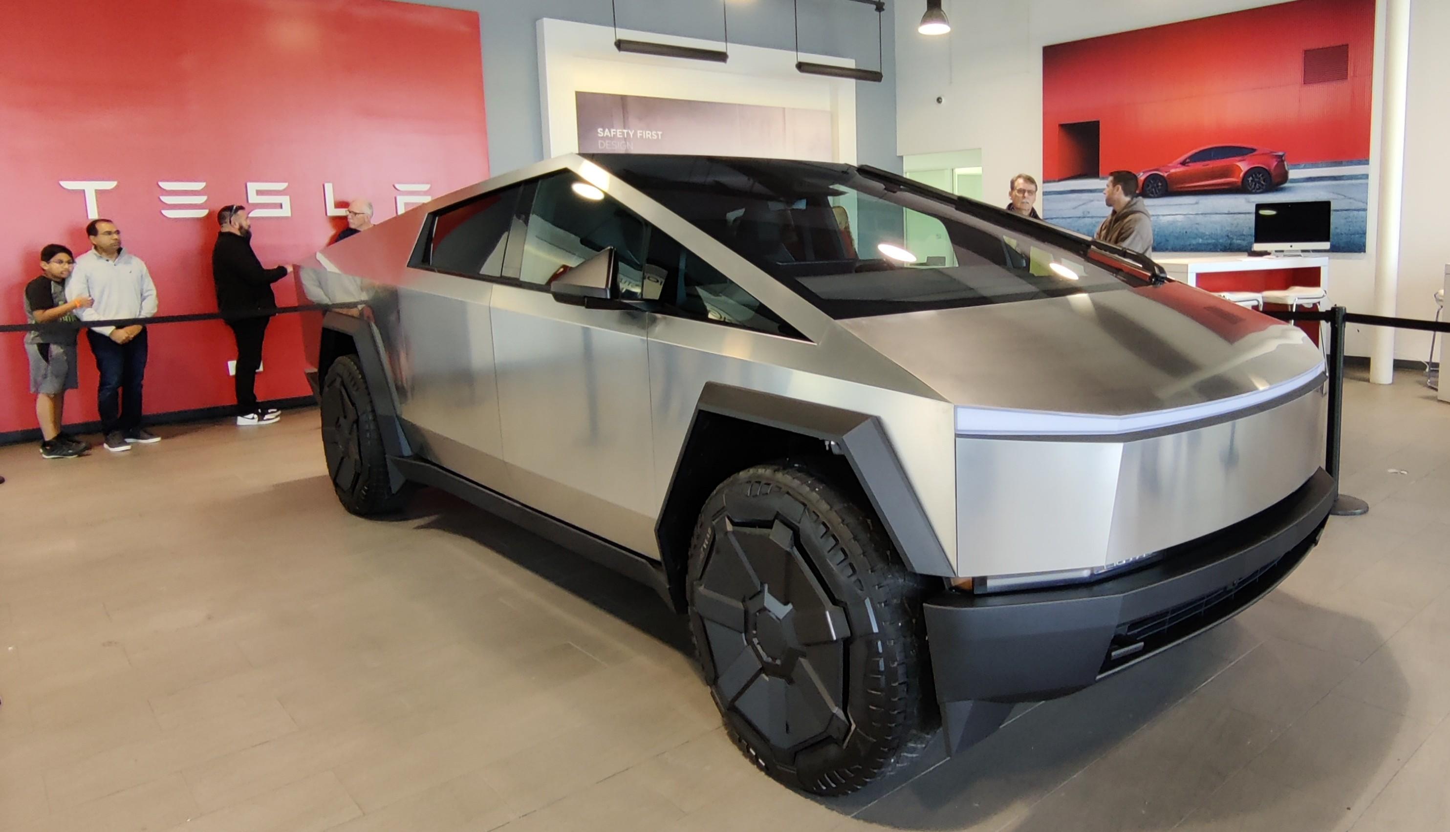 Ford F-150 Lightning Saw the CyberTruck in the Tesla showroom IMG_20231125_131413