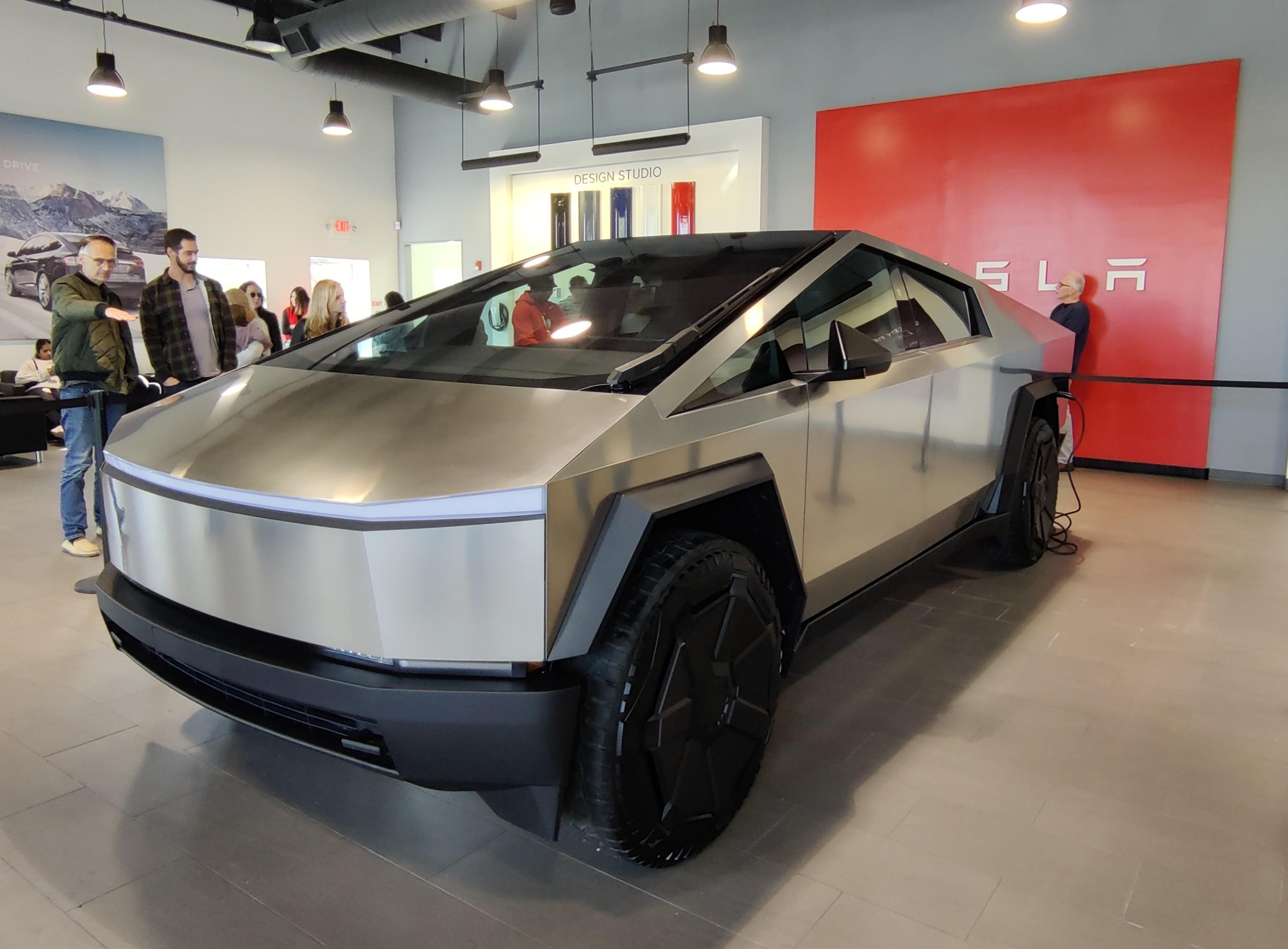 Ford F-150 Lightning Saw the CyberTruck in the Tesla showroom IMG_20231125_131528