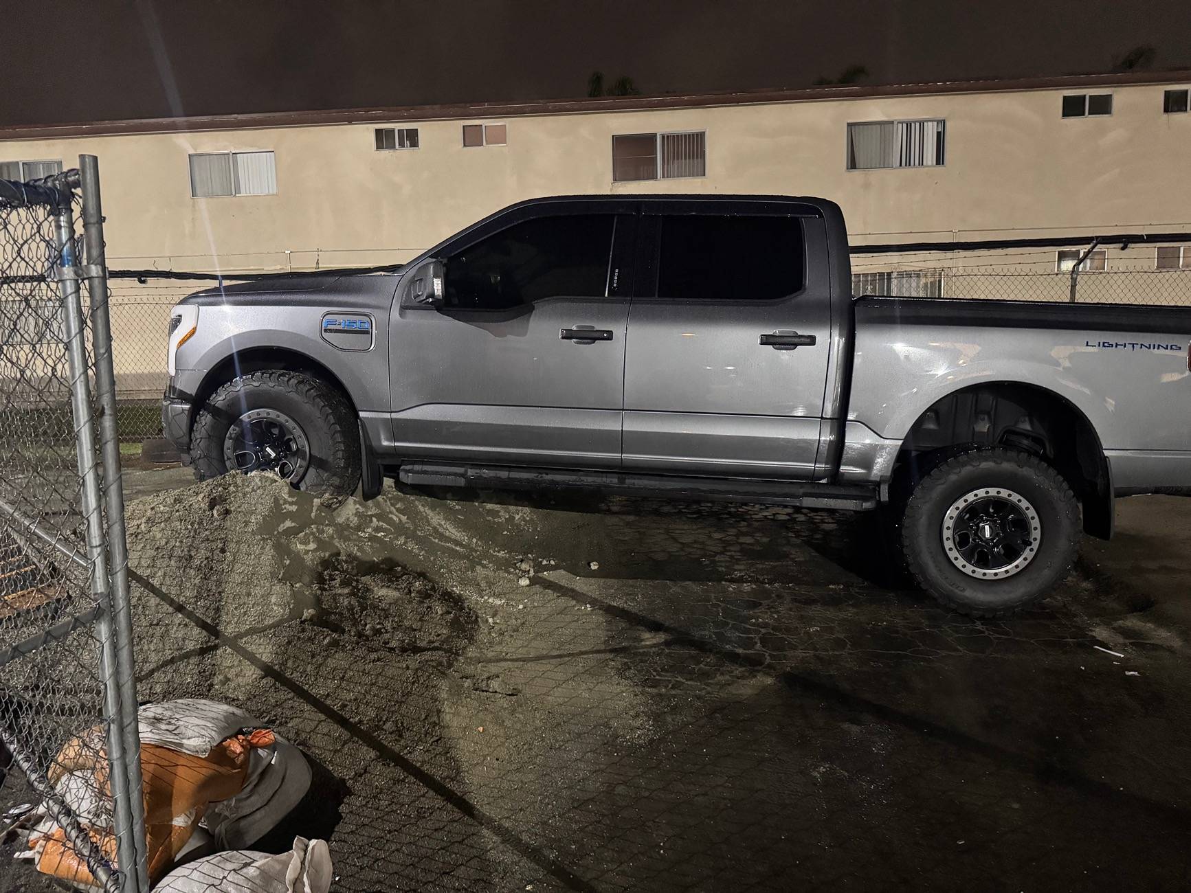 Ford F-150 Lightning F-150 Lightning leveled on Raptor 37 package wheels, 315/70/r17 KO2 tires IMG_2581