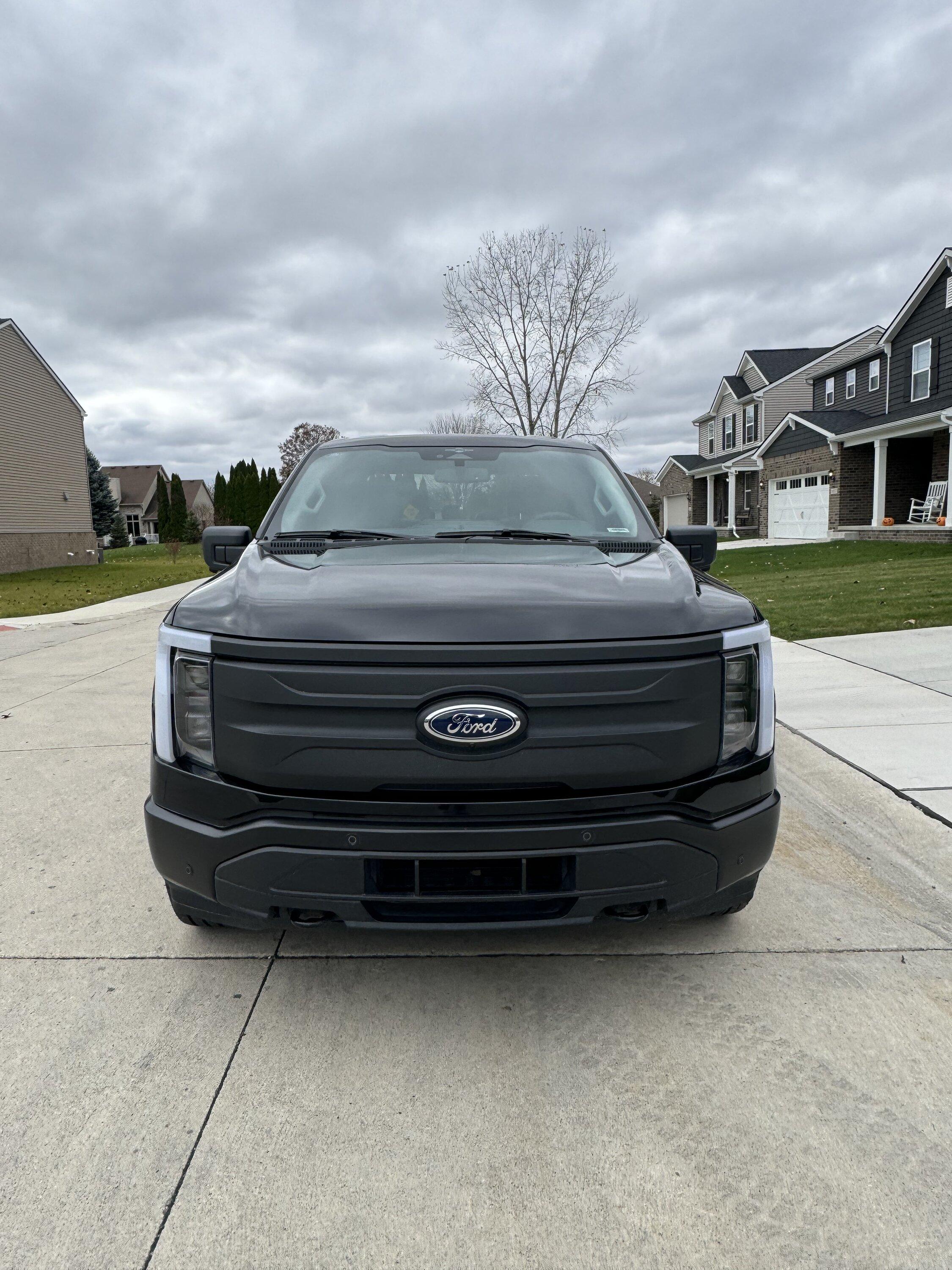 Ford F-150 Lightning 2023 PRO SR - 9300 Miles -  $51,500 IMG_4855