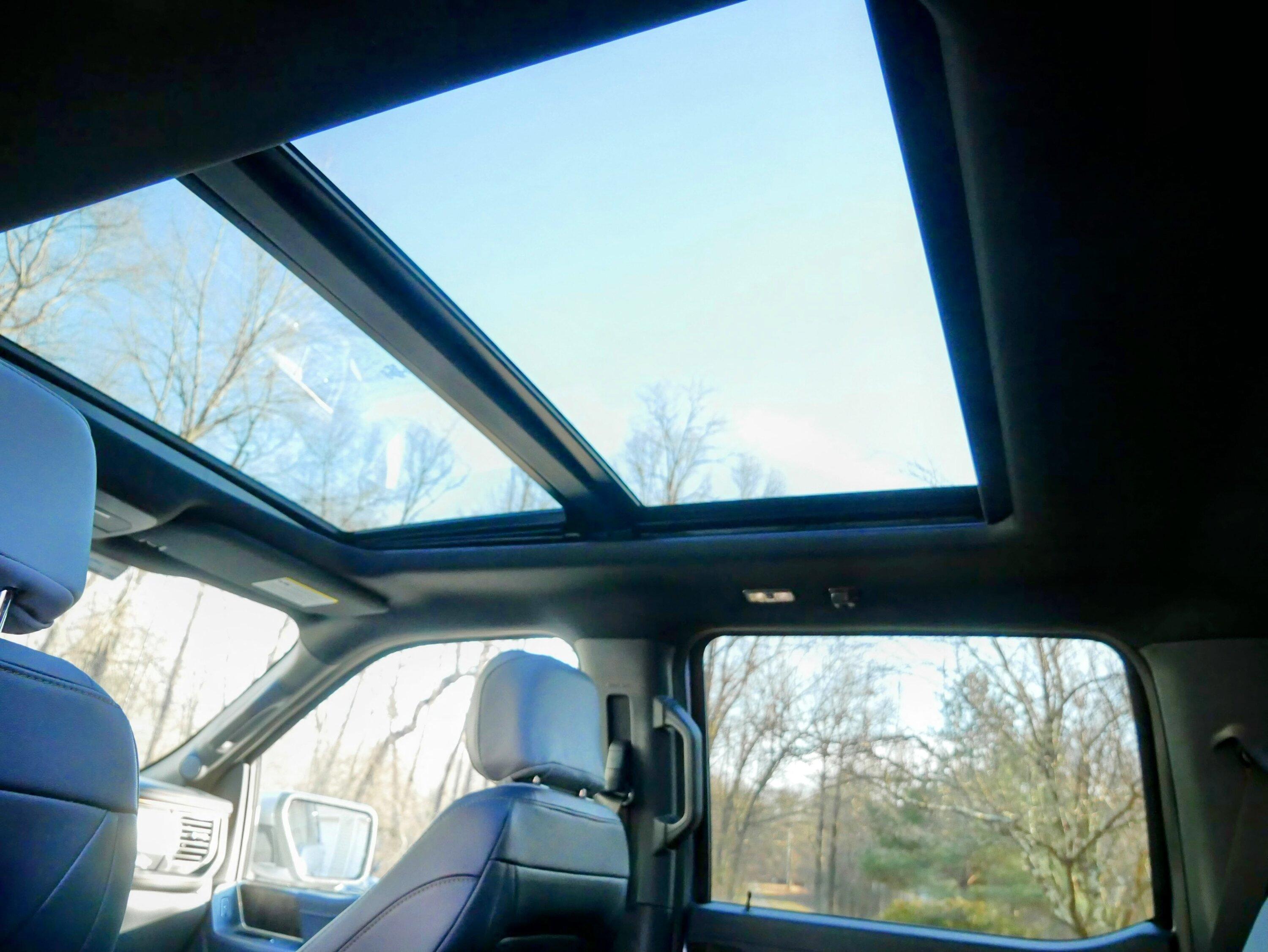 Ford F-150 Lightning 2022 Lightning Lariat ER + Max Tow + Rectractable Tonneau + Bedliner P1150232_2.JPG