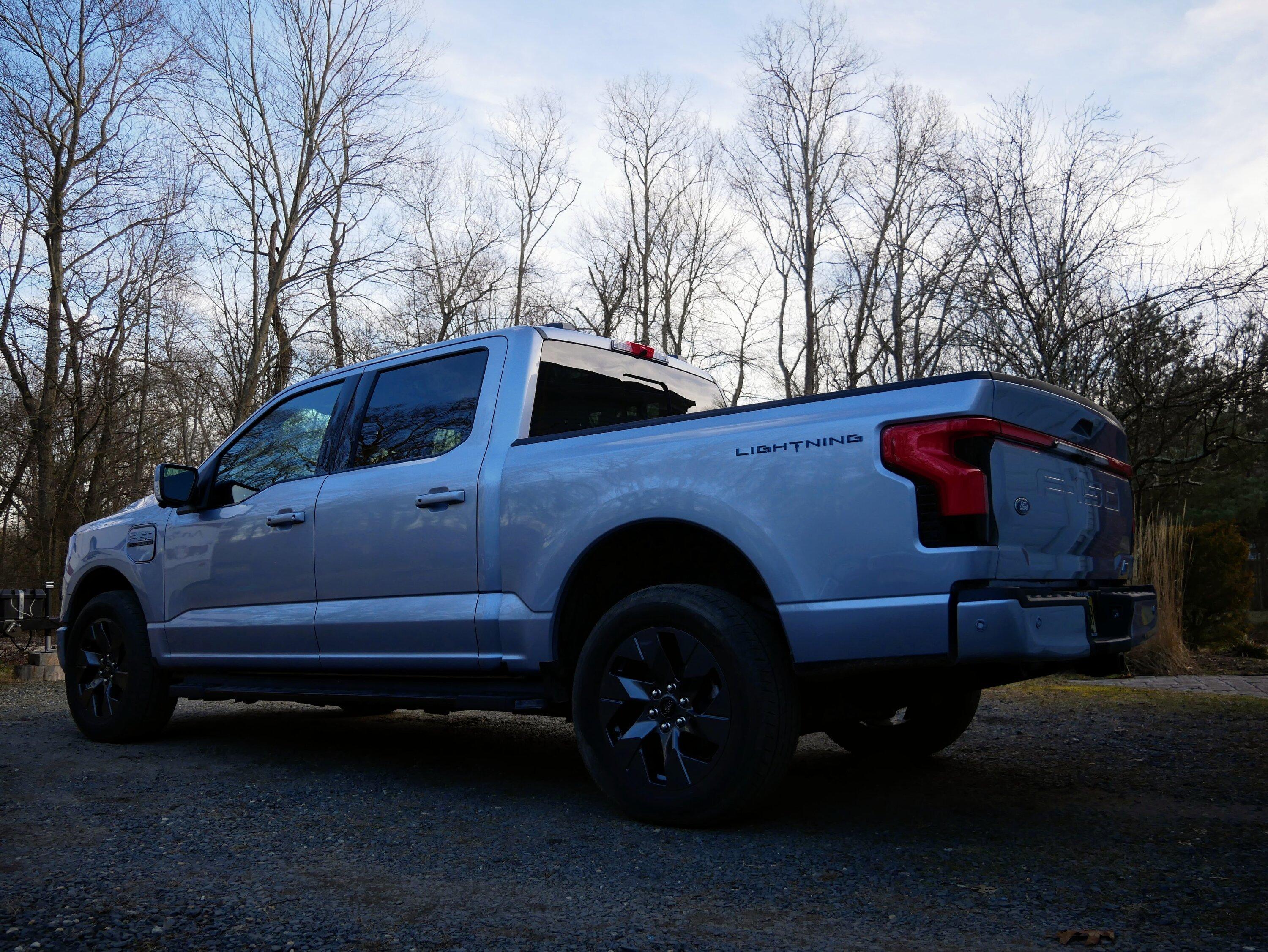 Ford F-150 Lightning 2022 Lightning Lariat ER + Max Tow + Rectractable Tonneau + Bedliner P1150260_3.JPG