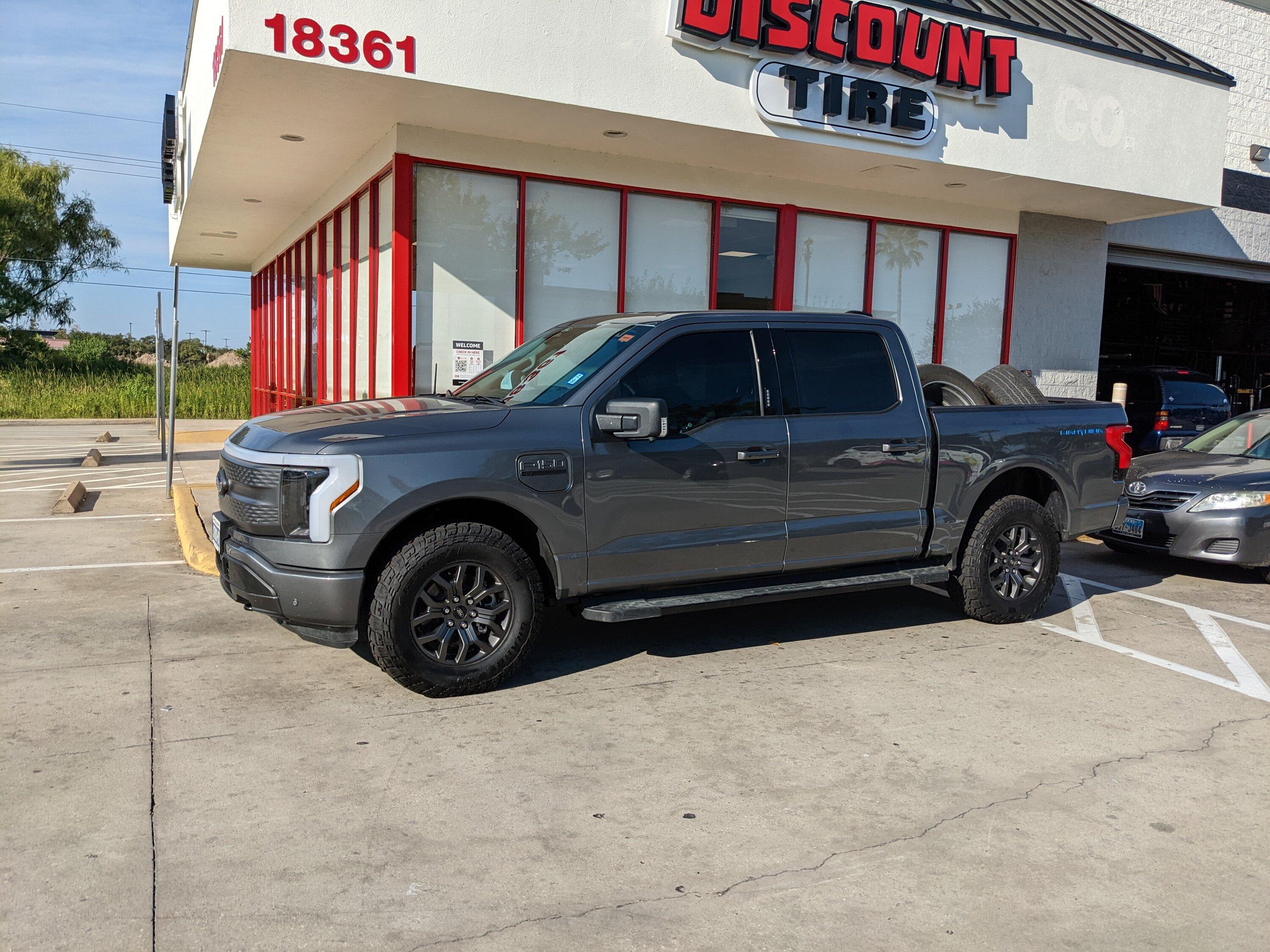 Ford F-150 Lightning Changed to Tremor 18" wheels PXL_20221006_214000100