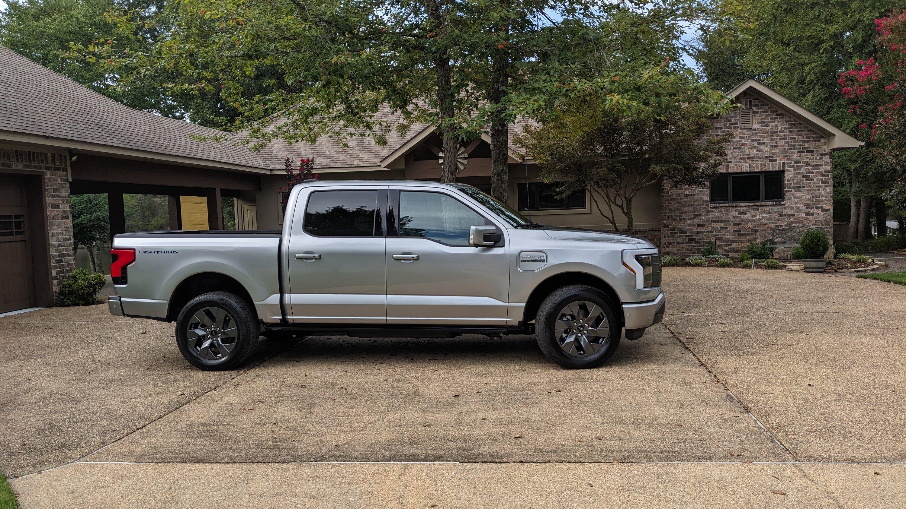 Ford F-150 Lightning ✅ 1/30/2023 Lightning Build Week Group (MY2023) PXL_20230911_211911284