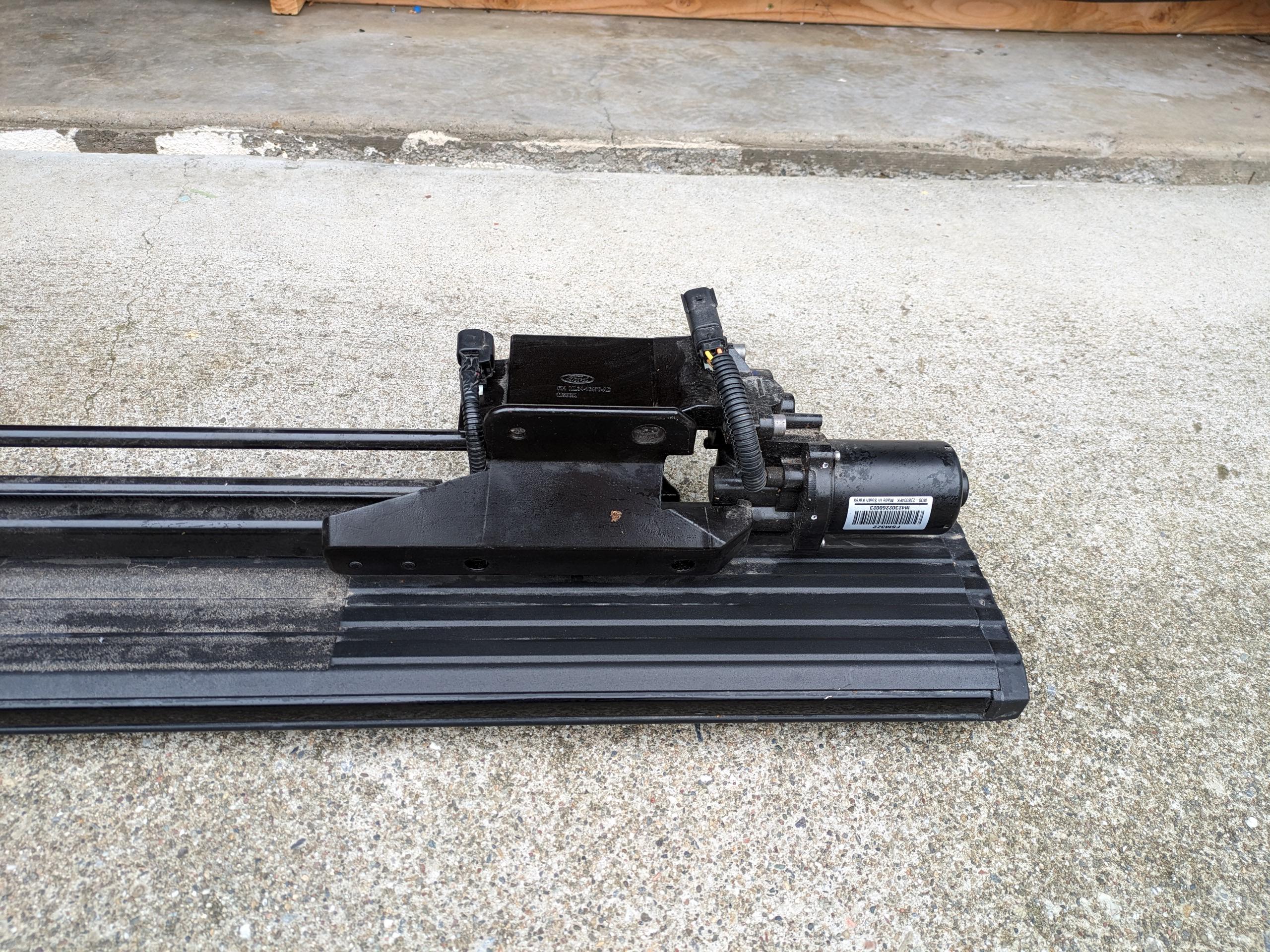 Ford F-150 Lightning 2023 Lightning OEM retractable running boards. PXL_20240118_210035324